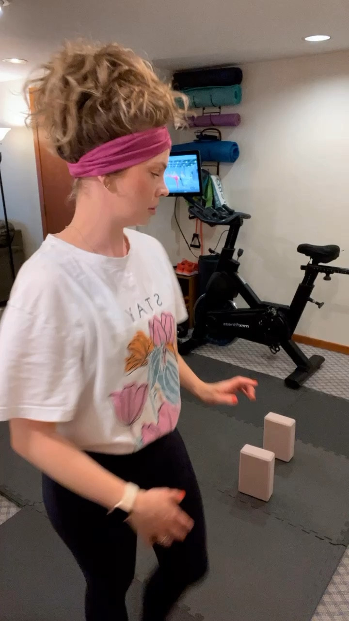 WOOTD (workout outfit of the day)! 

Linking favorite claw clips, headbands, and seamless underwear! These leggings are a more affordable but still amazing quality leggings than Lululemon! 