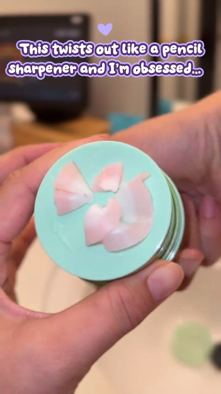 the Rael Miracle Clear purifying twist up cleansing balm is SO gentle, melts my makeup right off, and I love that it’s non toxic ✨
@Rael 

#nontoxic #raelskincare #cleansingbalm #cleanbeauty #asmr 