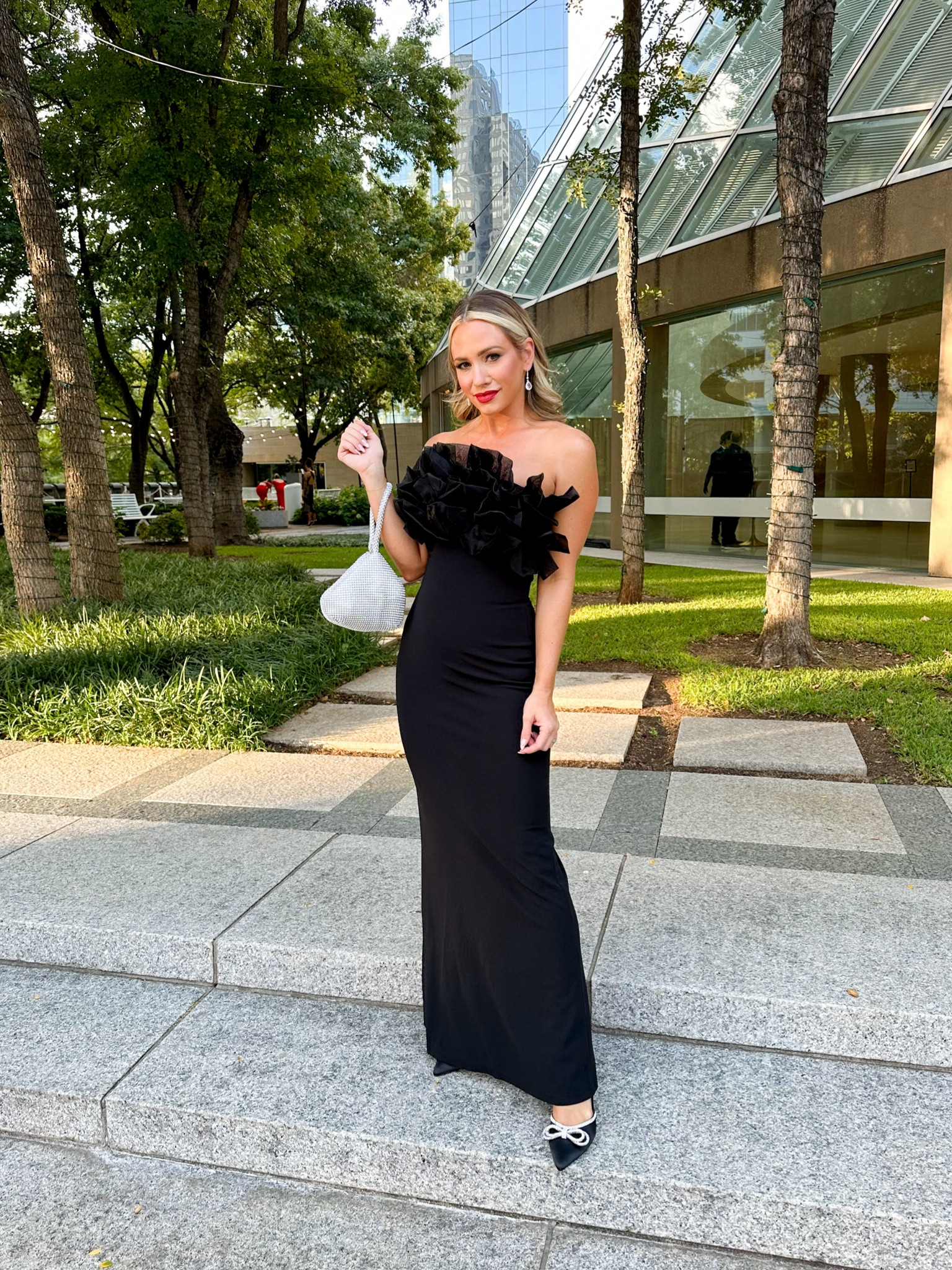 Lulu’s black tie event dress! Wearing an xs and runs tts  

#LTKCon #LTKParties #LTKStyleTip