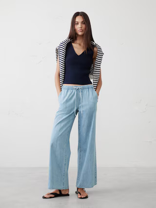 Wide-Leg Mid-Rise Summerweight Pull-On Jean | Banana Republic Factory