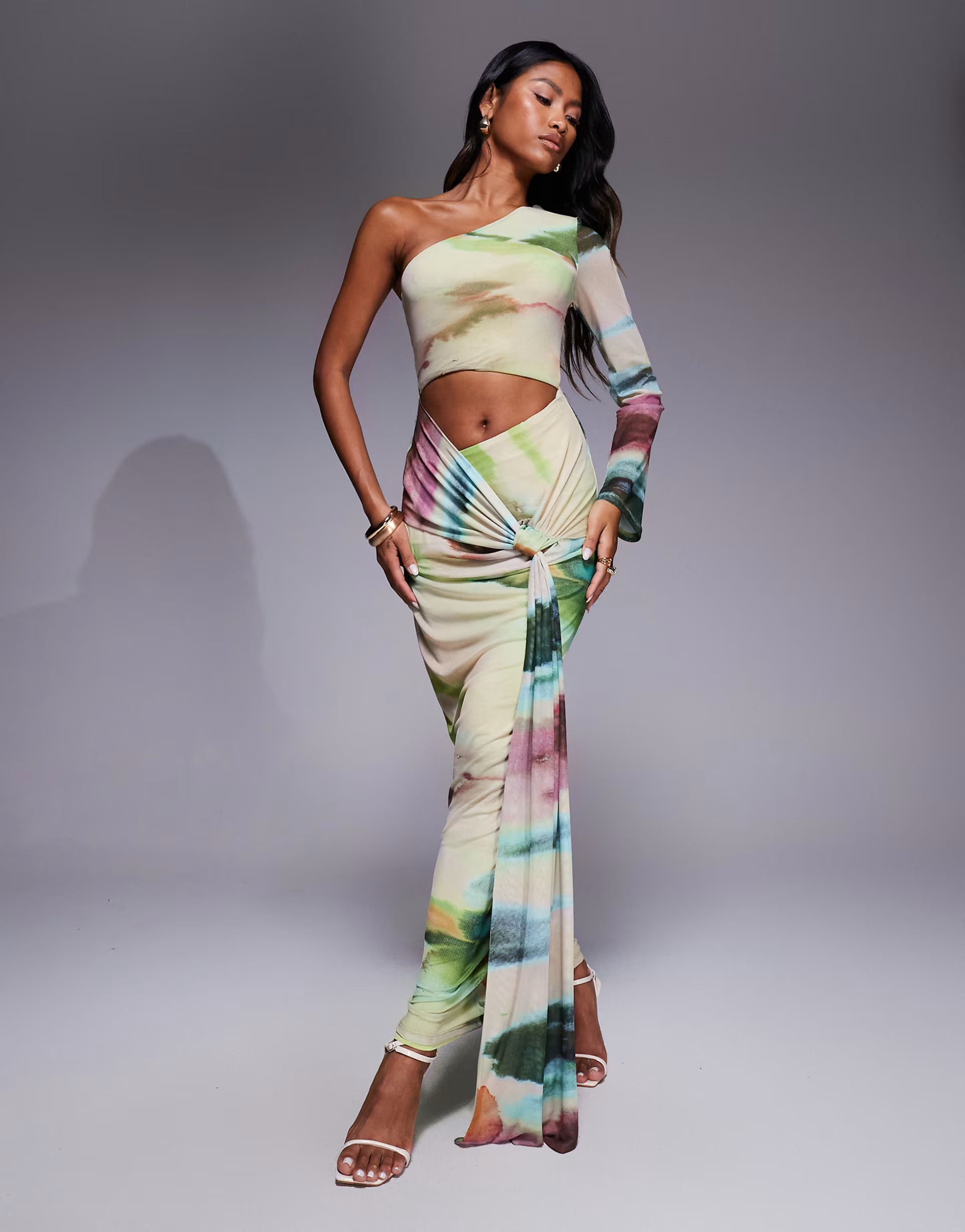 ASOS DESIGN – Gestreiftes Maxikleid mit einem Ärmel und Cut-Out | ASOS (Global)