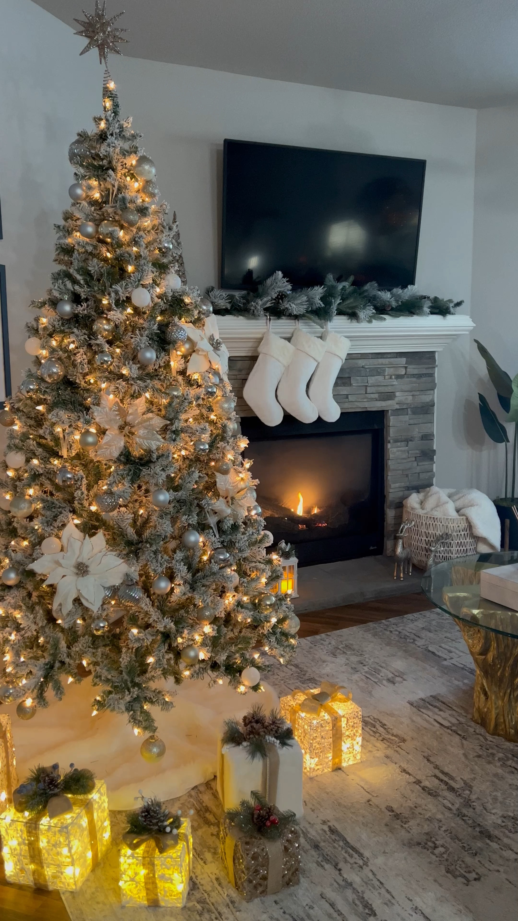 Neutral holiday decor

#LTKhome #LTKSeasonal #LTKHoliday