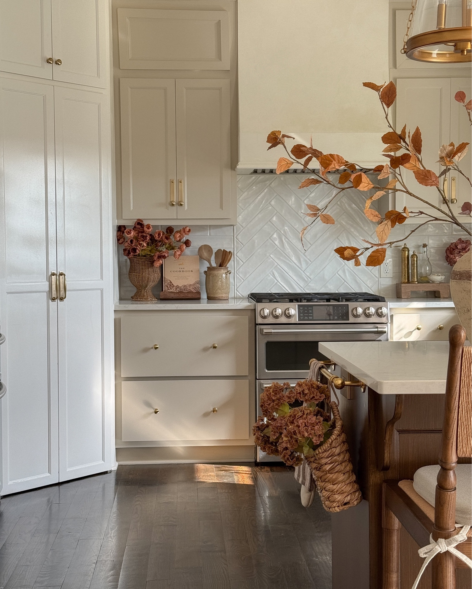 Hello September 🍁🍂
Just some recent Fall moments in my home 🤎 

Comment SHOP for the links 🤎
Watch my full styling series in my YouTube channel 🎥 at @kelihomestyle 
.
.
.
.
.
Fall decor . Fall decorating . Fall decor ideas . Autumn decorating . Vintage decor . Fall inspiration . Home design . Home styling . Home inspiration .
