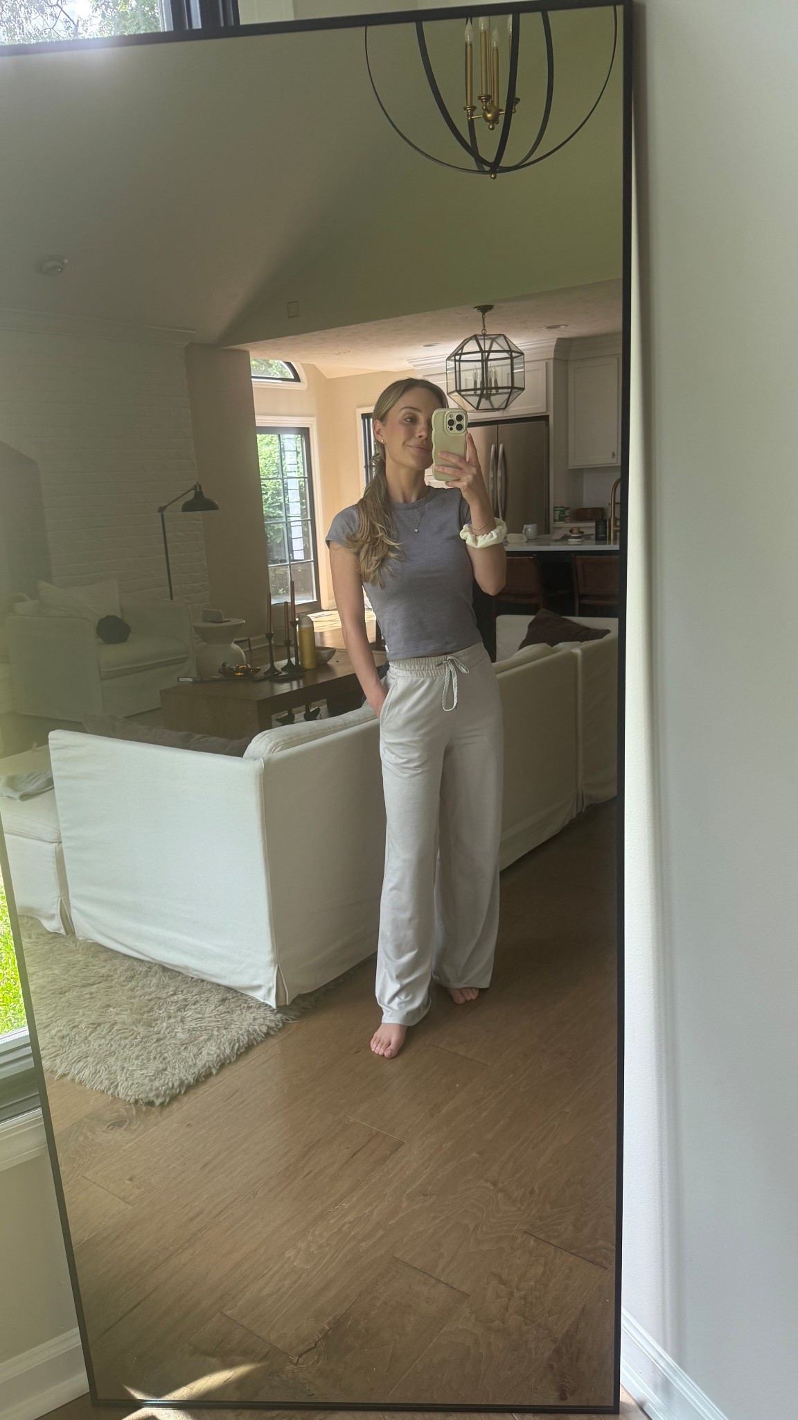 I get the hype. Vuori’s DreamKnit ™️ fabric is as soft as they say- perfect for lounging but still looking put-together. The Halo Essential Wideleg Pant + Halo Baby Tee are my new off-duty uniform.
@vuoriclothing #vuoripartner
