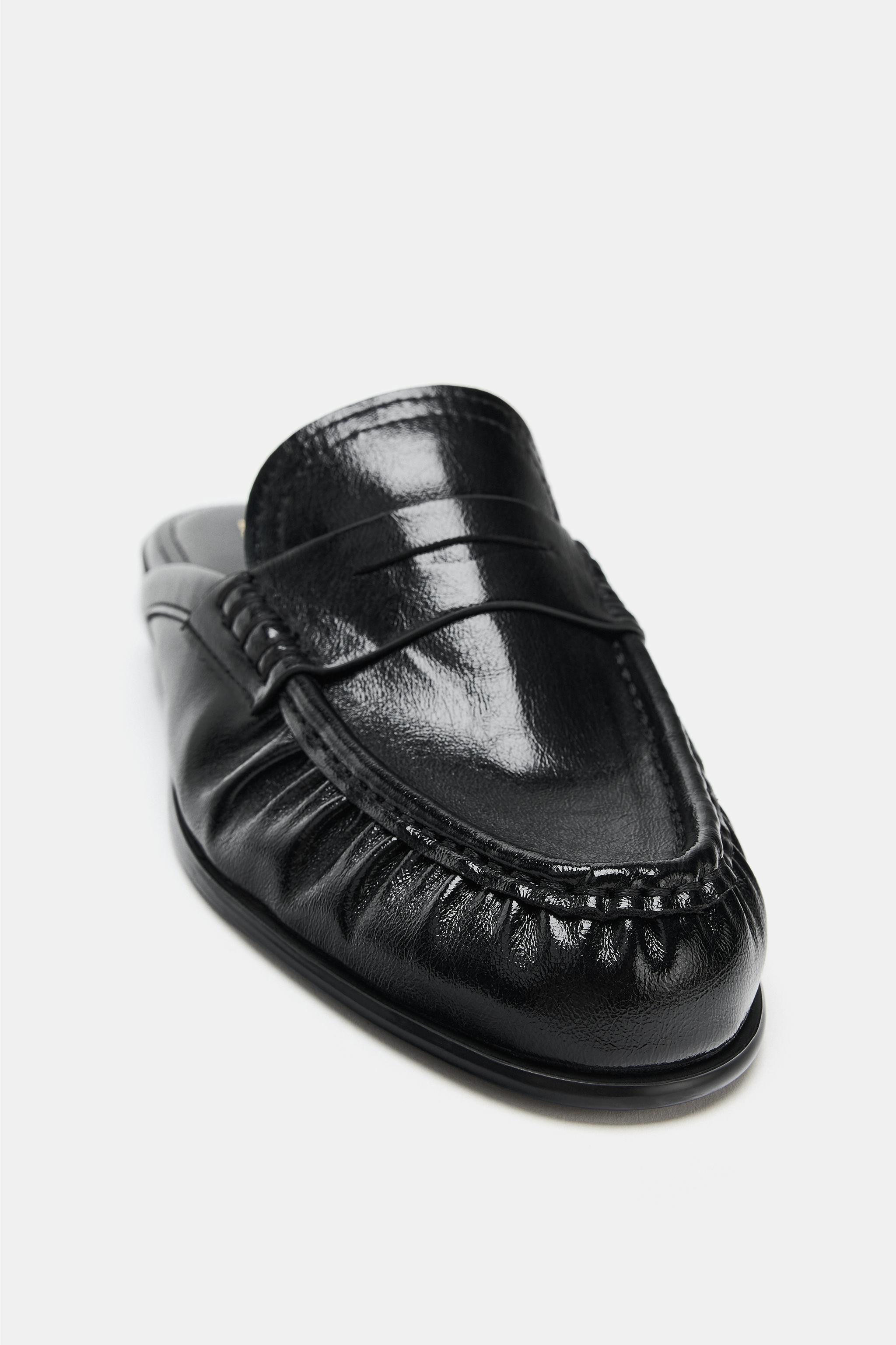 Gr\u00f6\u00dfe des Models: 183 cmMokassin-Pantolette im Soft-Look. Mule-Stil. Gerafft vorne. Run... | Zara DE