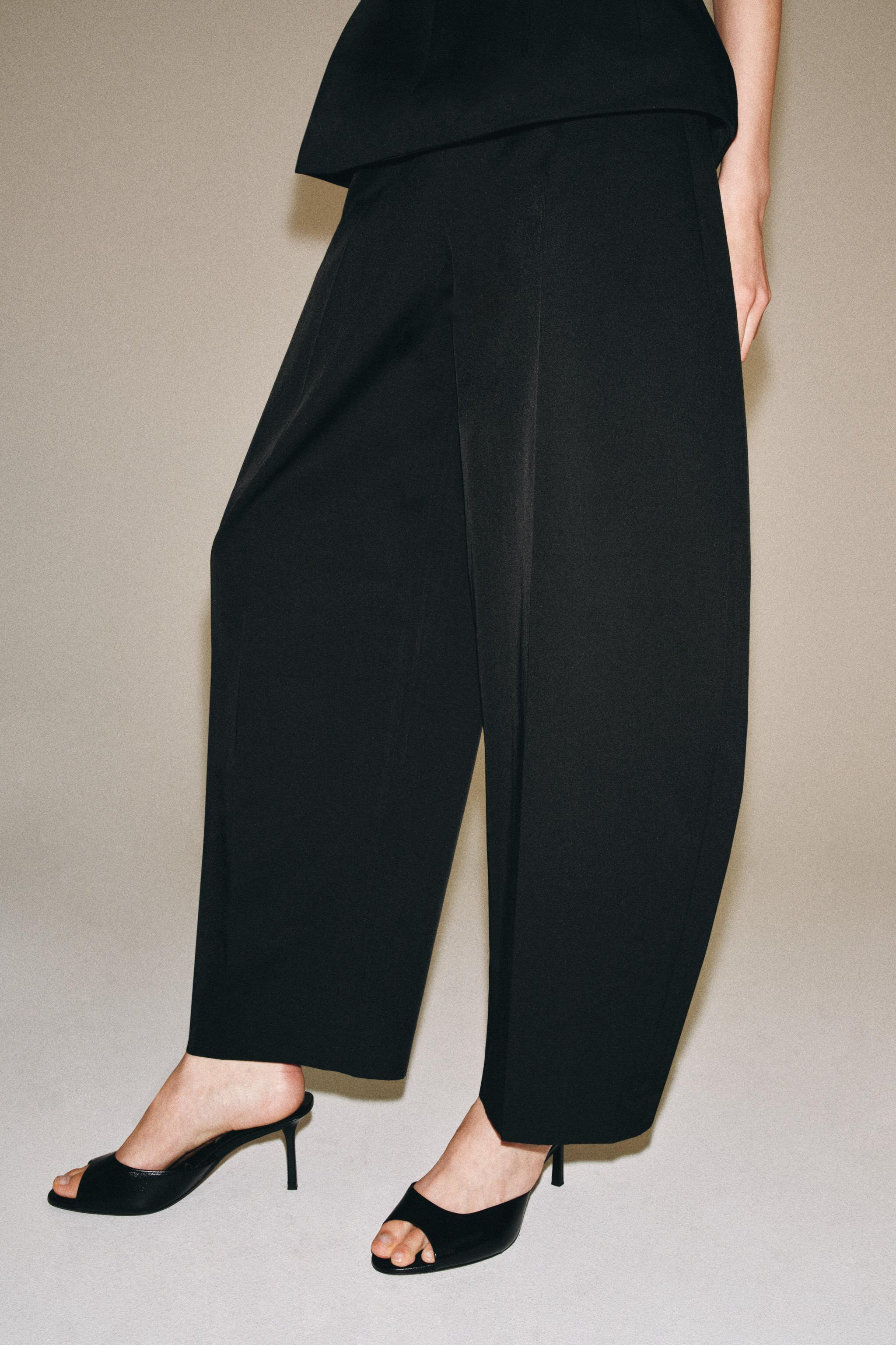 ZARA WOMAN COLLECTIONMid-waist trousers made from a cotton blend yarn. Side pockets concealed in ... | Zara UK
