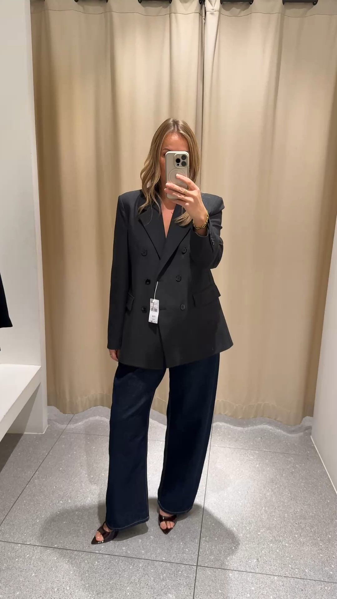 A very nicely cut charcoal grey blazer 👌🏻 
I’m wearing a large 

Jeans are a full length barrel - they come up long and I have a good heel on here. Wearing a U.K. 14 
A nice option for a dressier Jean - come in black too. 

Blazer 
Jacket 
Mango 

#LTKworkwear #LTKdatenight #LTKuk