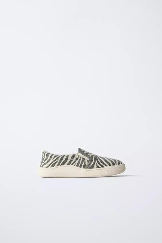 Baskets style skate avec imprimé zèbre. Coupe avec 86 % de coton. Modèle avec élastiques lat... | Zara FR