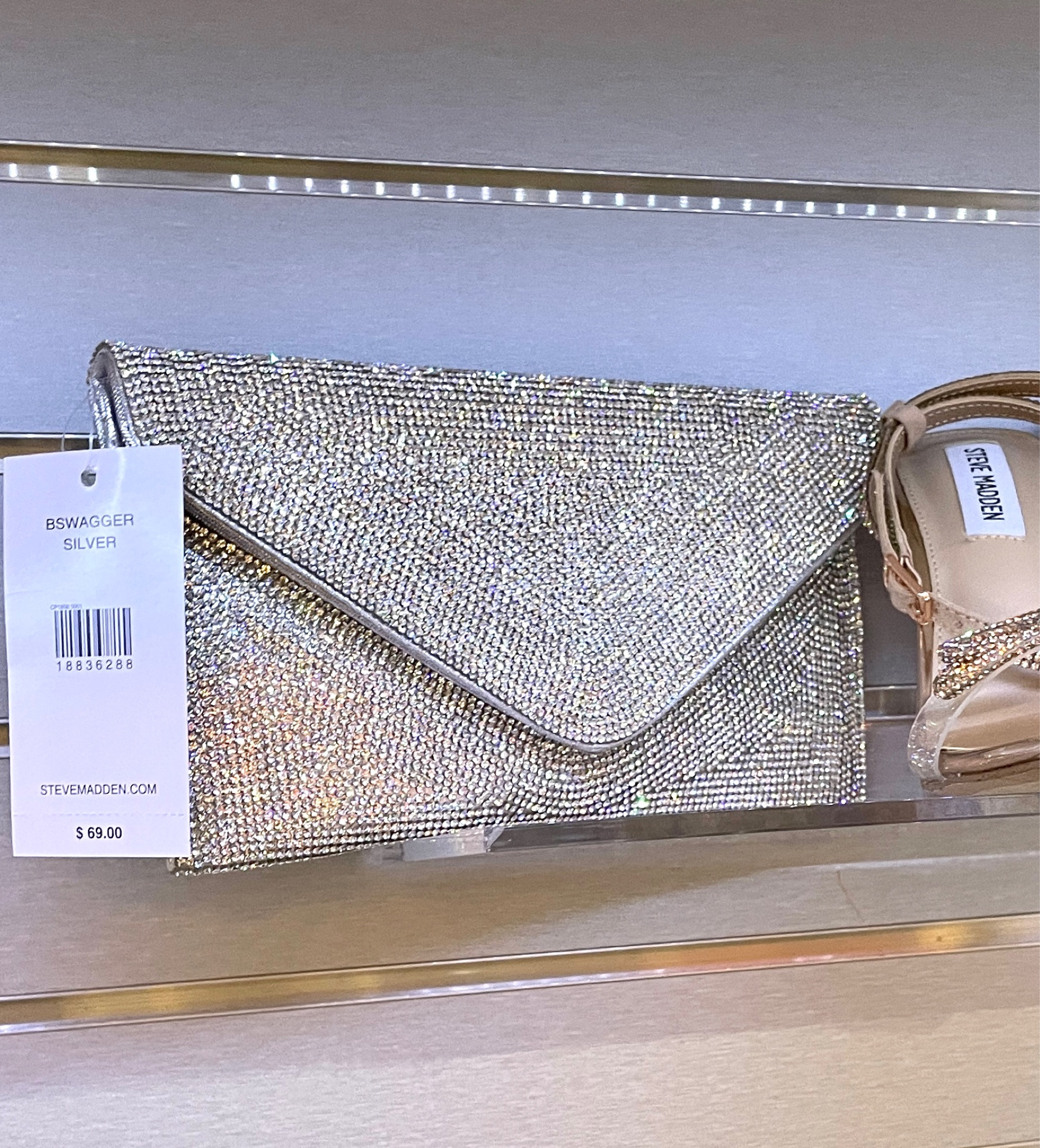 #stevemadden #bswagger #rhinestoneclutch #rhinestonebag #giftsforher #holiday #datenight #wedding #vegas #gala #prom #formal #homecoming #blingbag #bedazzledbag #sparklyclutch

#LTKGiftGuide #LTKunder100 #LTKitbag