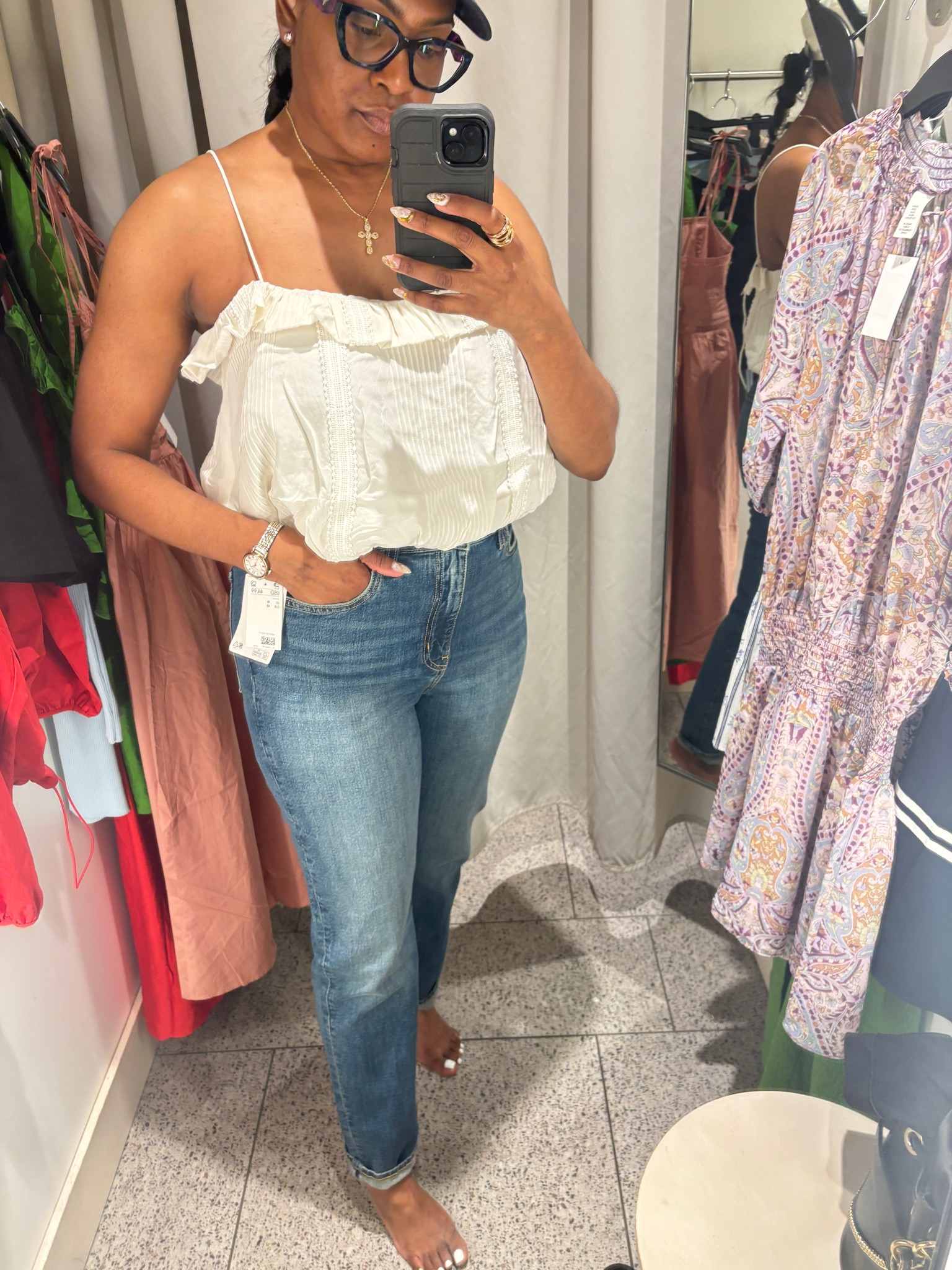 H&M is having a sale 💰 
Check out this cute flowy top and jeans. The jeans I tried on are a size 10. I could have sized down.

I'm 5’7 and wear an 8-10
Medium/ Large 