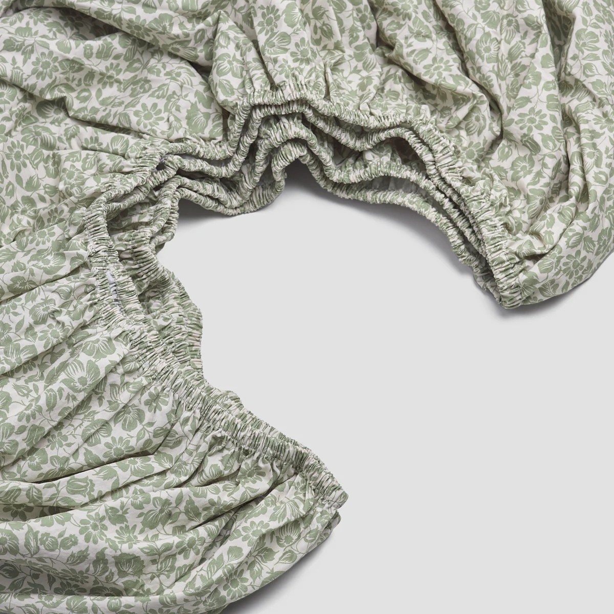 Pear Meadow Floral Printed Cotton Fitted Sheet | Piglet