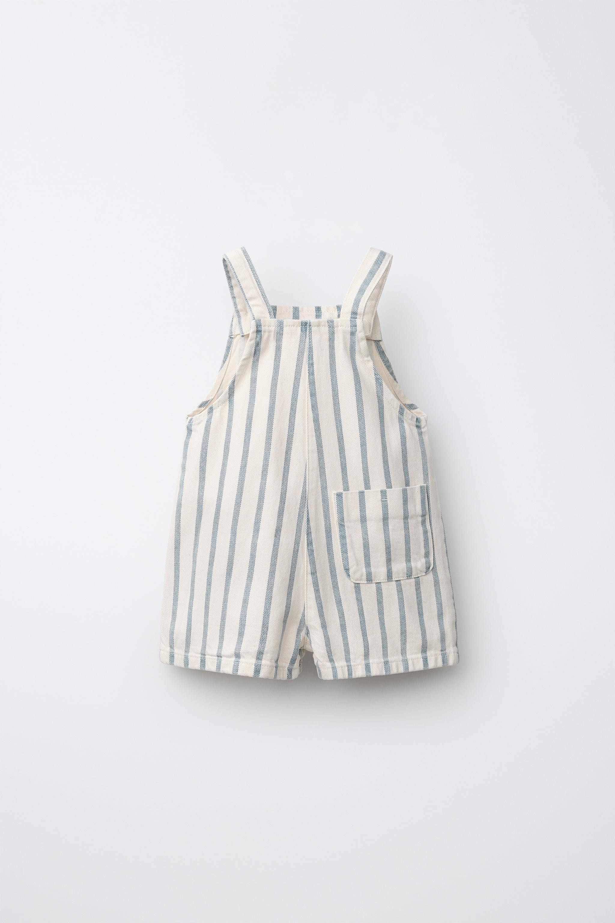 Kurze Latzhose mit Karr\u00e9e-Ausschnitt und Tr\u00e4gern mit Frontknopfverschluss. Aufgesetzte ... | Zara DE