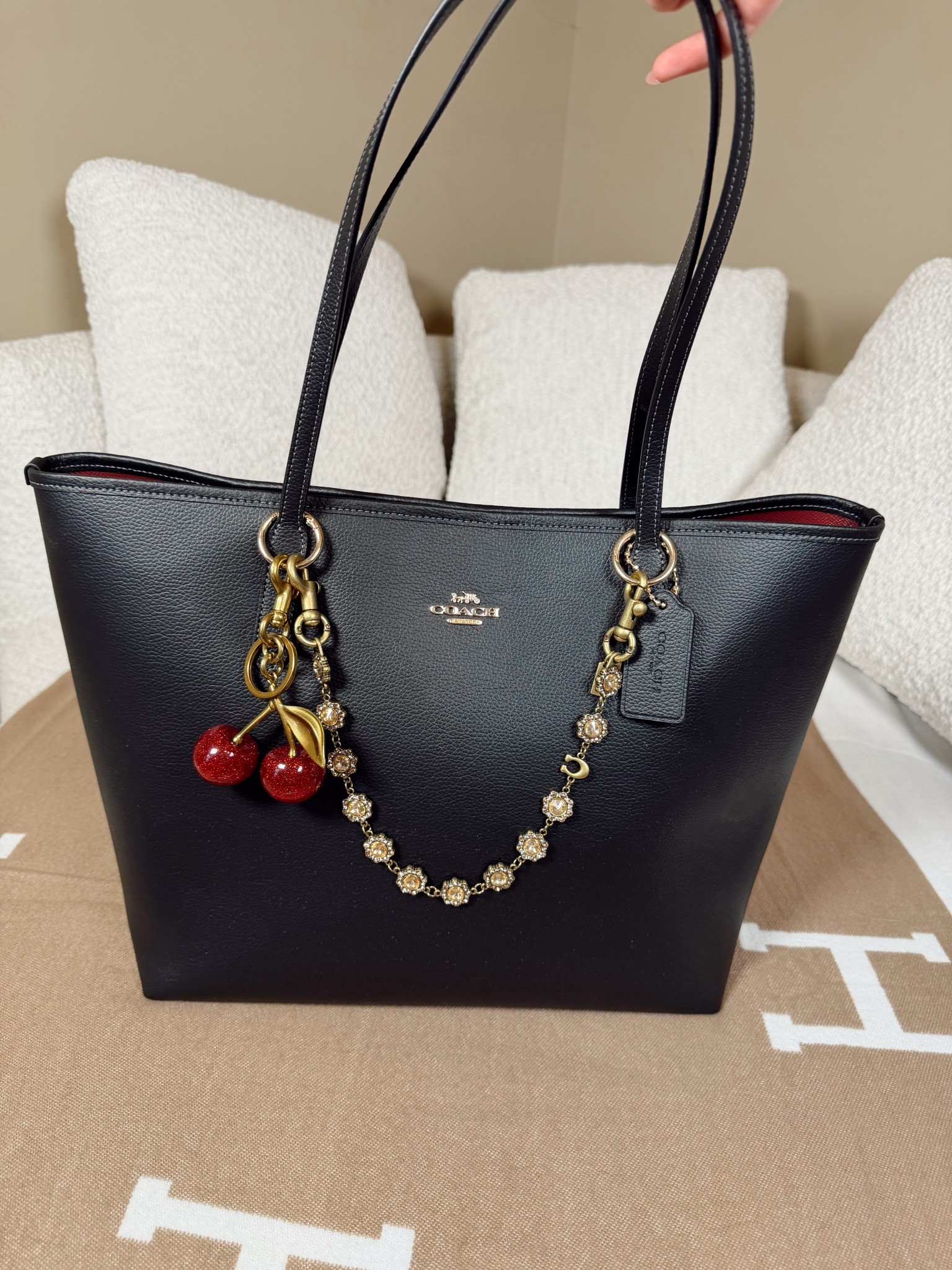 Bag of the day 🖤 the Coach city tote with their insert is the widget everyday bag! You can fit everything you need in it and it’s still incredibly chic 😍 
Amazon bag charms and chain
