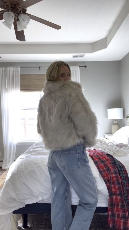 My new obsession - this faux fur coat (true to size). 🫶🏻 jeans run big, I did my true size for this baggy look. 
