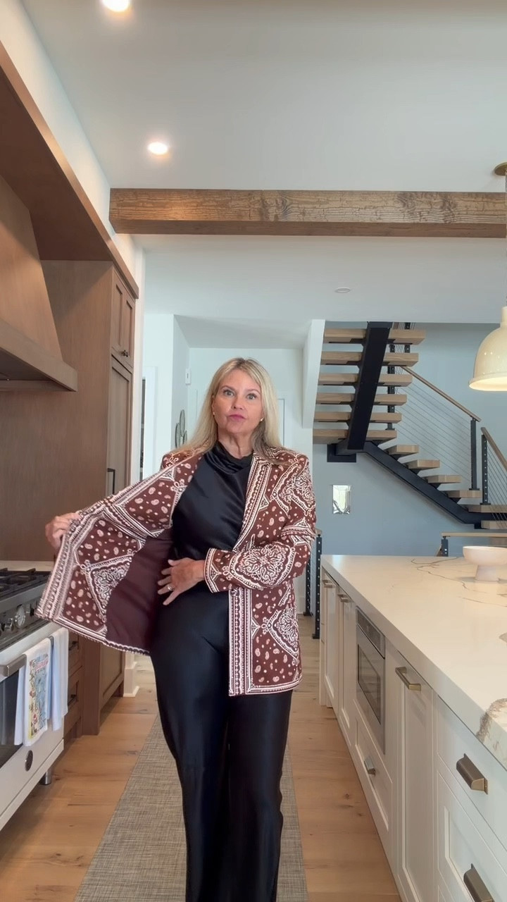 Last day of my Transitional Blazer Series 🤍
The Grady blazer from Amanda Uprichard is a total knockout. Structured, chic, and perfect for warmer weather — it instantly elevates any look.



#LTKSpringSale #LTKSeasonal #LTKOver40