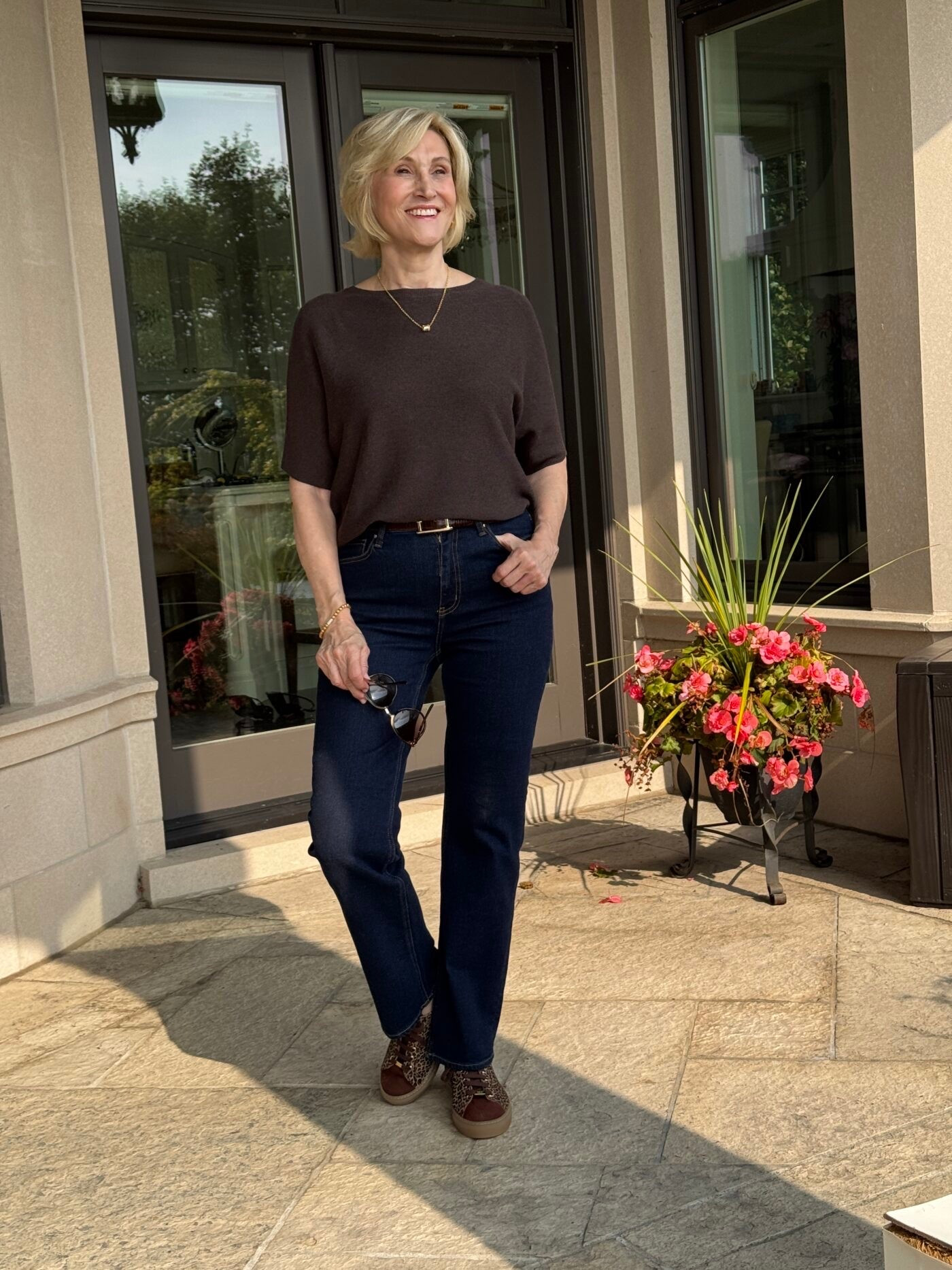 Brown is the new black, and I’m not mad about it! 🤎

There’s something about a rich brown sweater paired with classic denim and retro sneakers that just works. It’s relaxed, timeless, and effortlessly chic without trying too hard. Sometimes the simplest outfits really are the best ones!

Would you swap your black for brown this season? 👟🤎