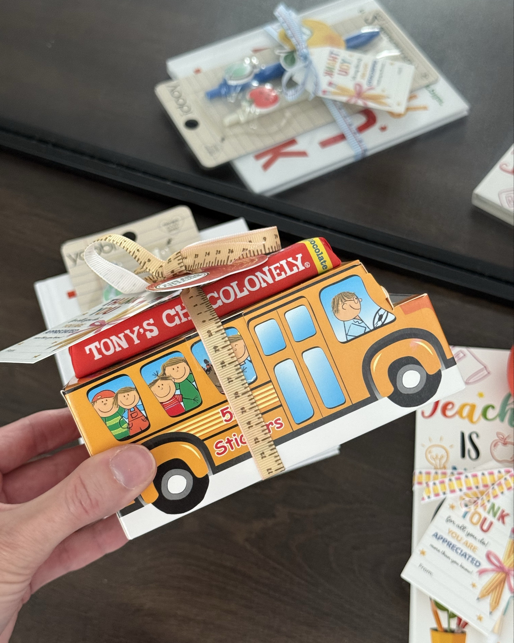 These are the cutest teacher gift ideas and each is under $20! All so fun and easy to put together 🚌📚🍎