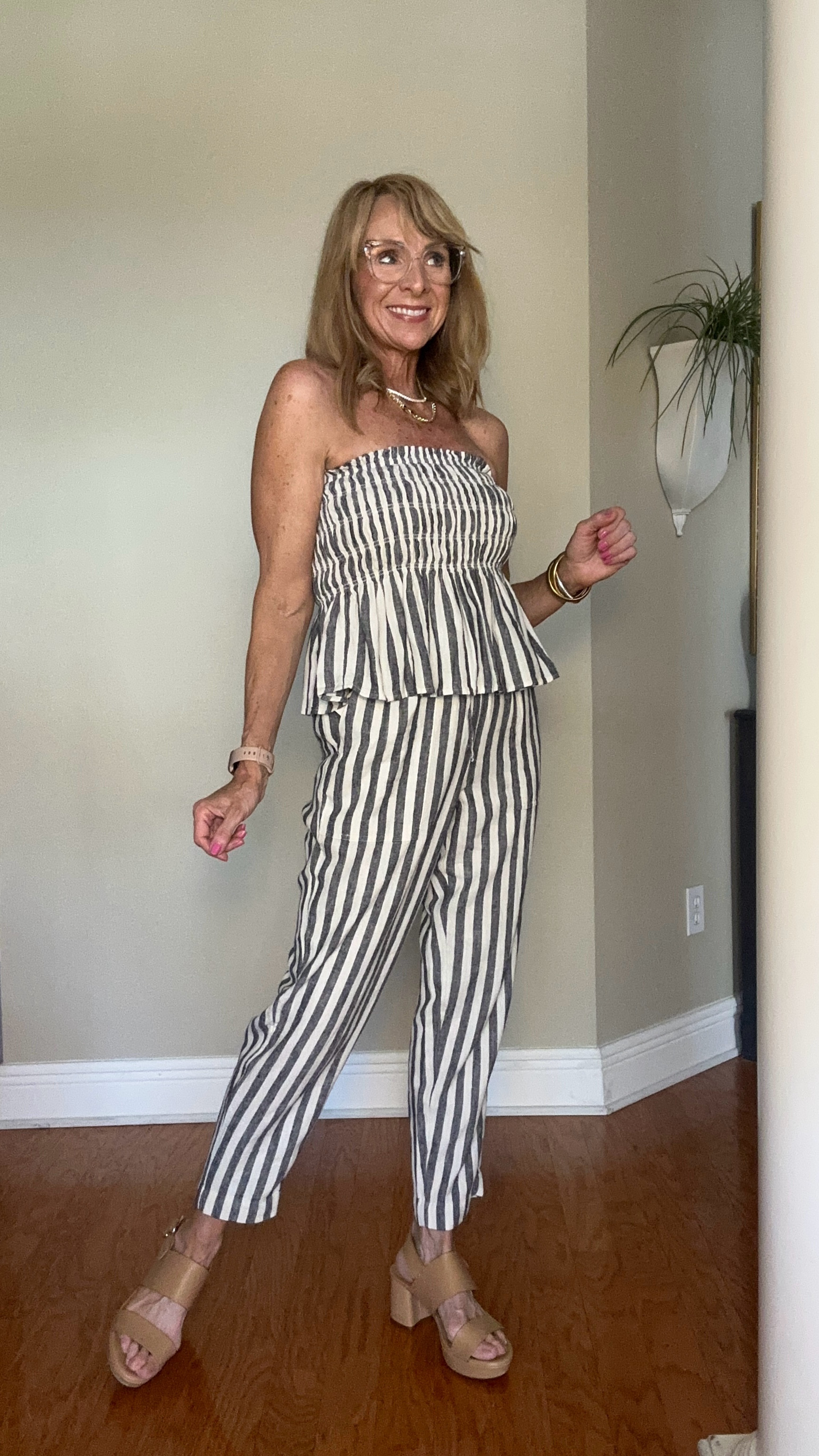 Wearing an XS in the pants and a S in the top. This set is so good!


#LTKWatchNow #LTKStyleTip #LTKFindsUnder50