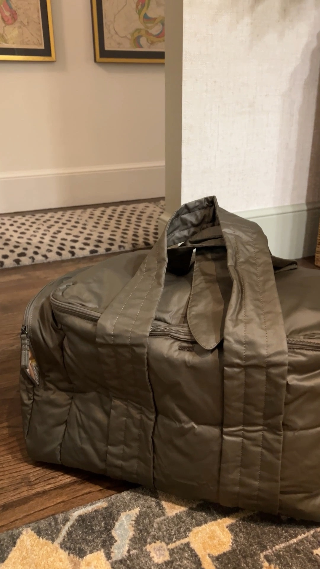 Honestly every duffel bag should be like this - BRILLIANT