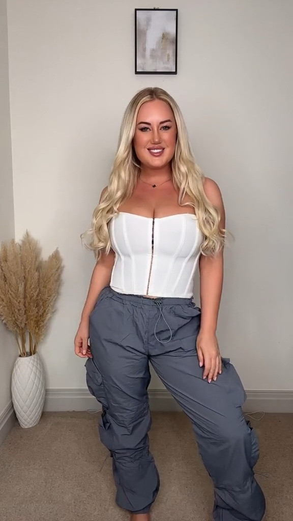 Styling cargos 🖤

Cargo styling, casual

#LTKFind #LTKeurope #LTKstyletip
