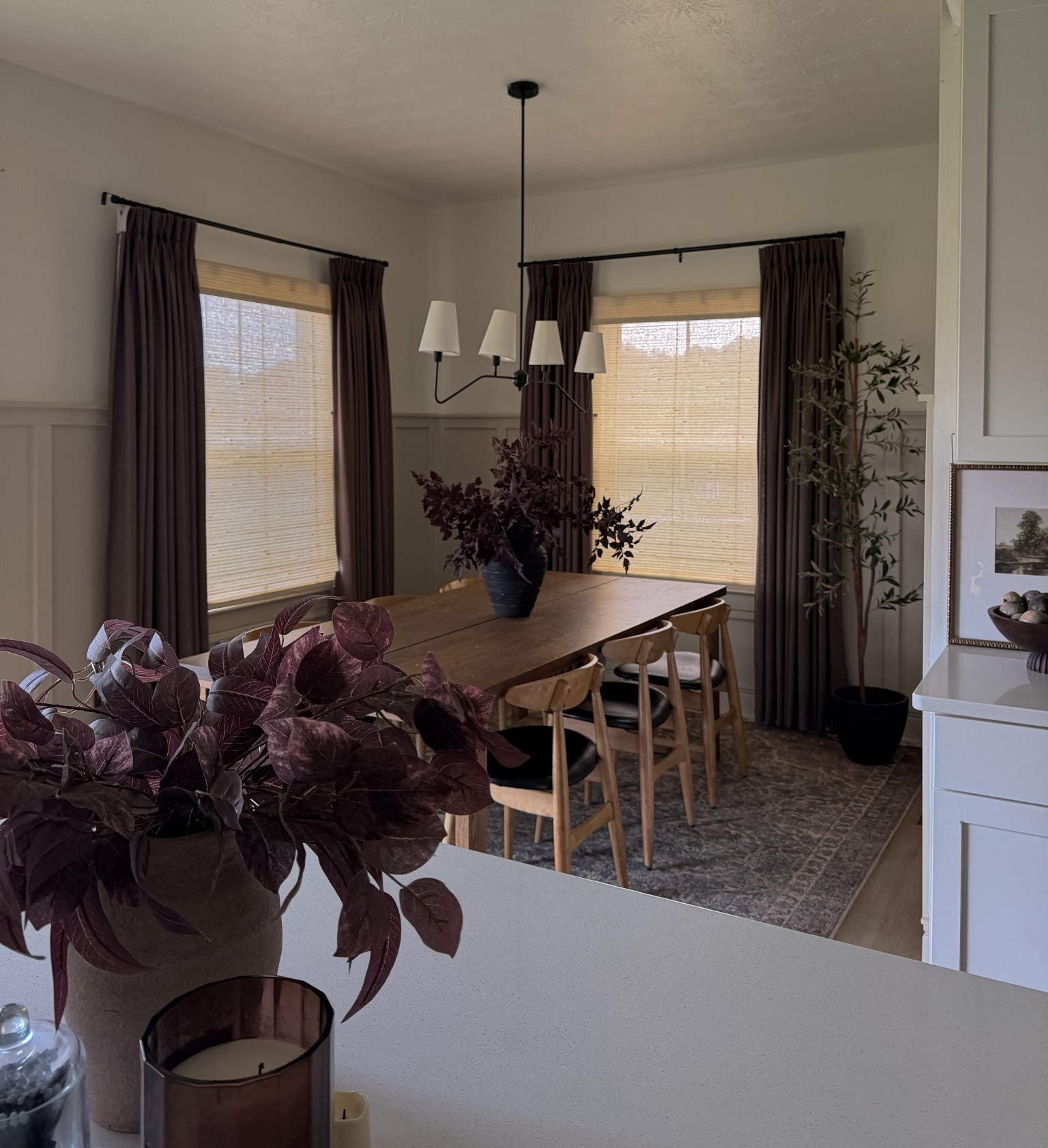 Obsessed with our new Two Pages blinds! The marble white color is the perfect neutral 👏🏻