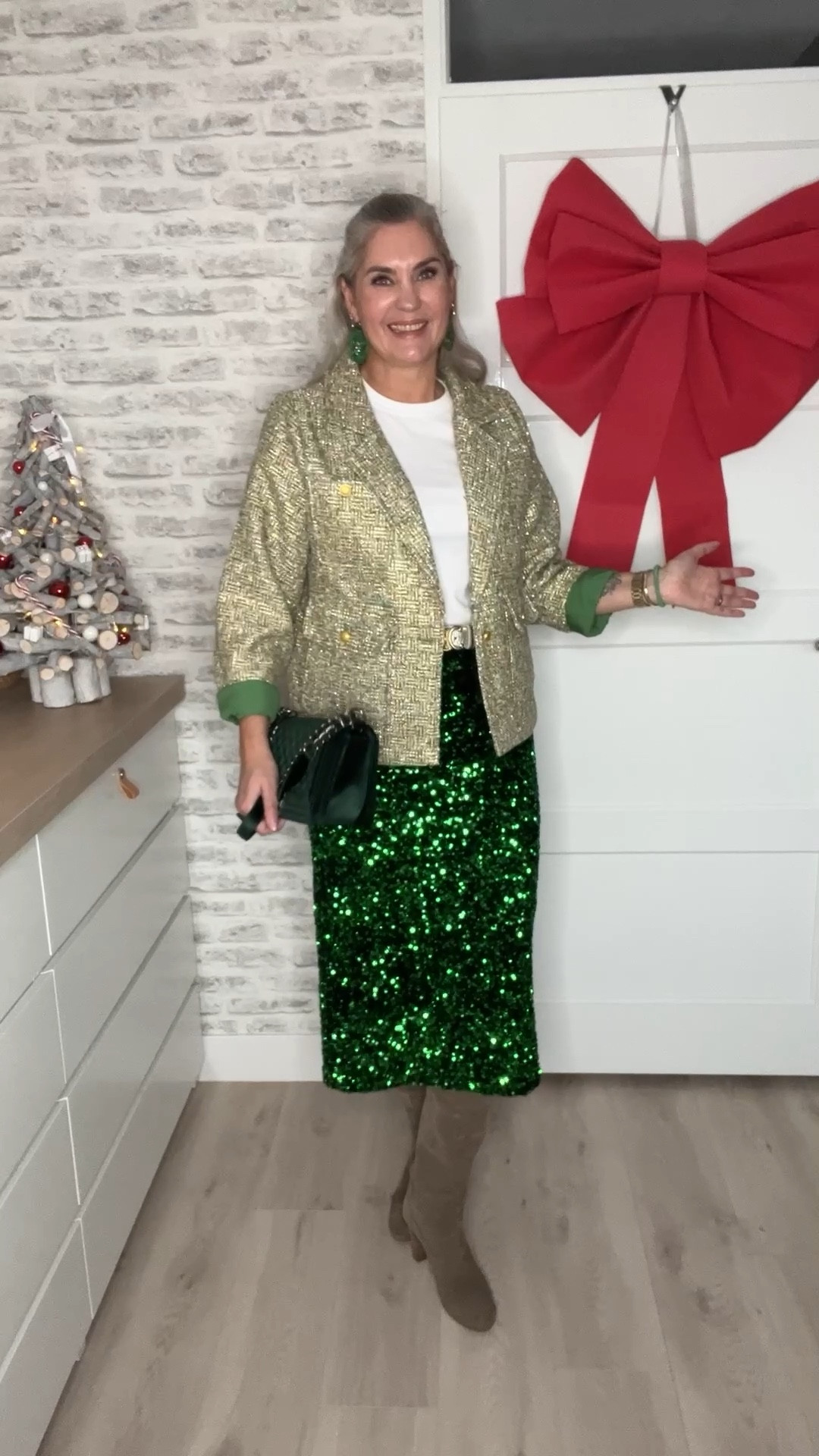 7 days of non-black Christmas looks. Sparkly blazer from Amaya Amsterdam over the best white t-shirt paired with a green sequin skirt (Shoeby), taupe suede boots (really old), a green velvet quilted handbag and green velvet bow in hair. 



#LTKeurope #LTKpartywear #LTKnederlands
