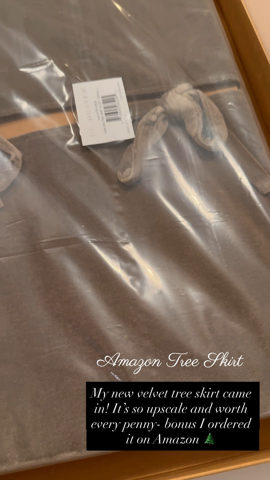 This Amazon velvet brown tree skirt is so luxurious. Perfect beneath any Christmas tree to add a sense of Classic to your Christmas holiday decor. 🌲