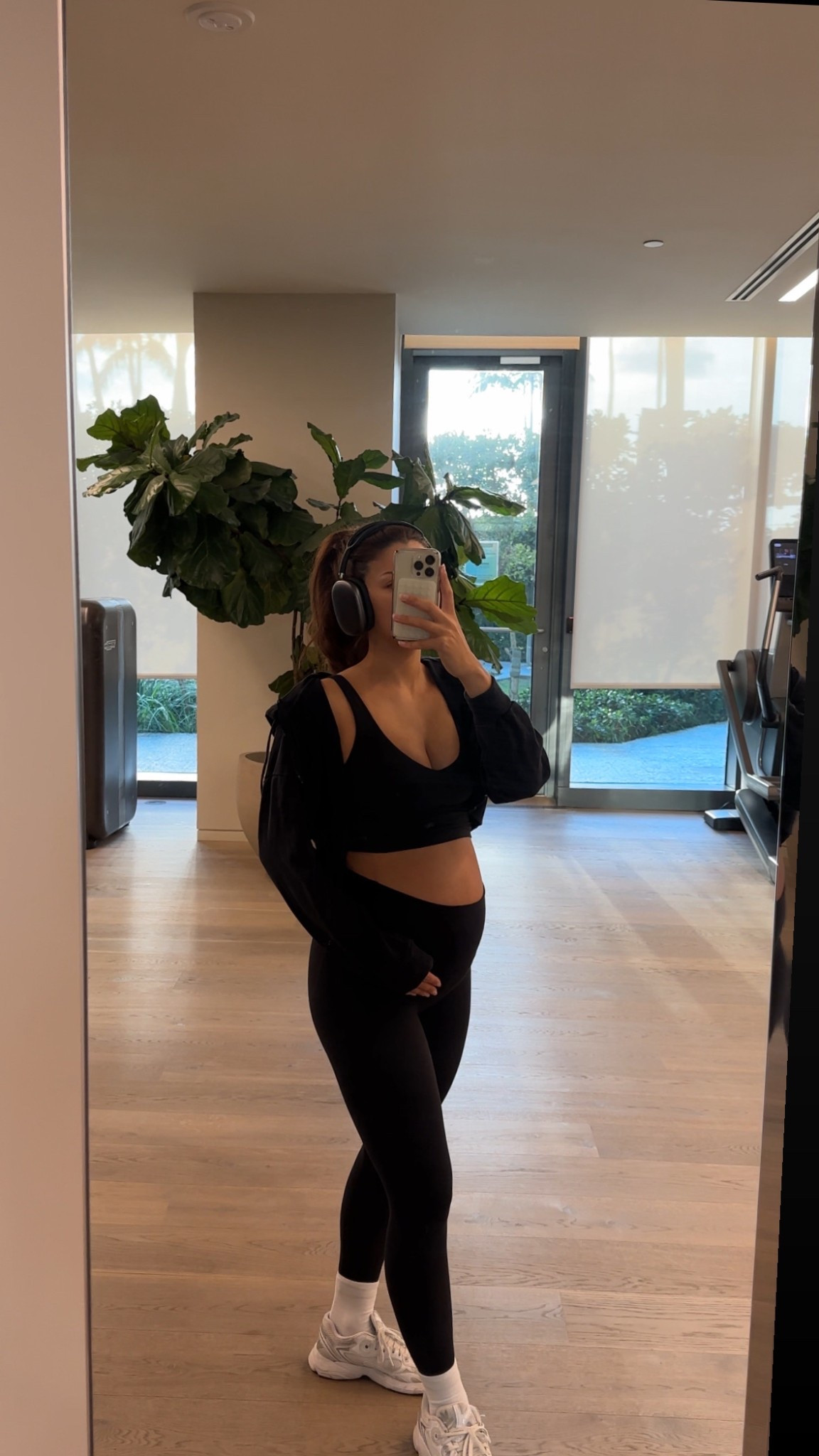 wearing both in my original size 4 - I’ll likely have to size up in the top soon but bottoms still have room!

#maternity #activewear #bumpfriendly 