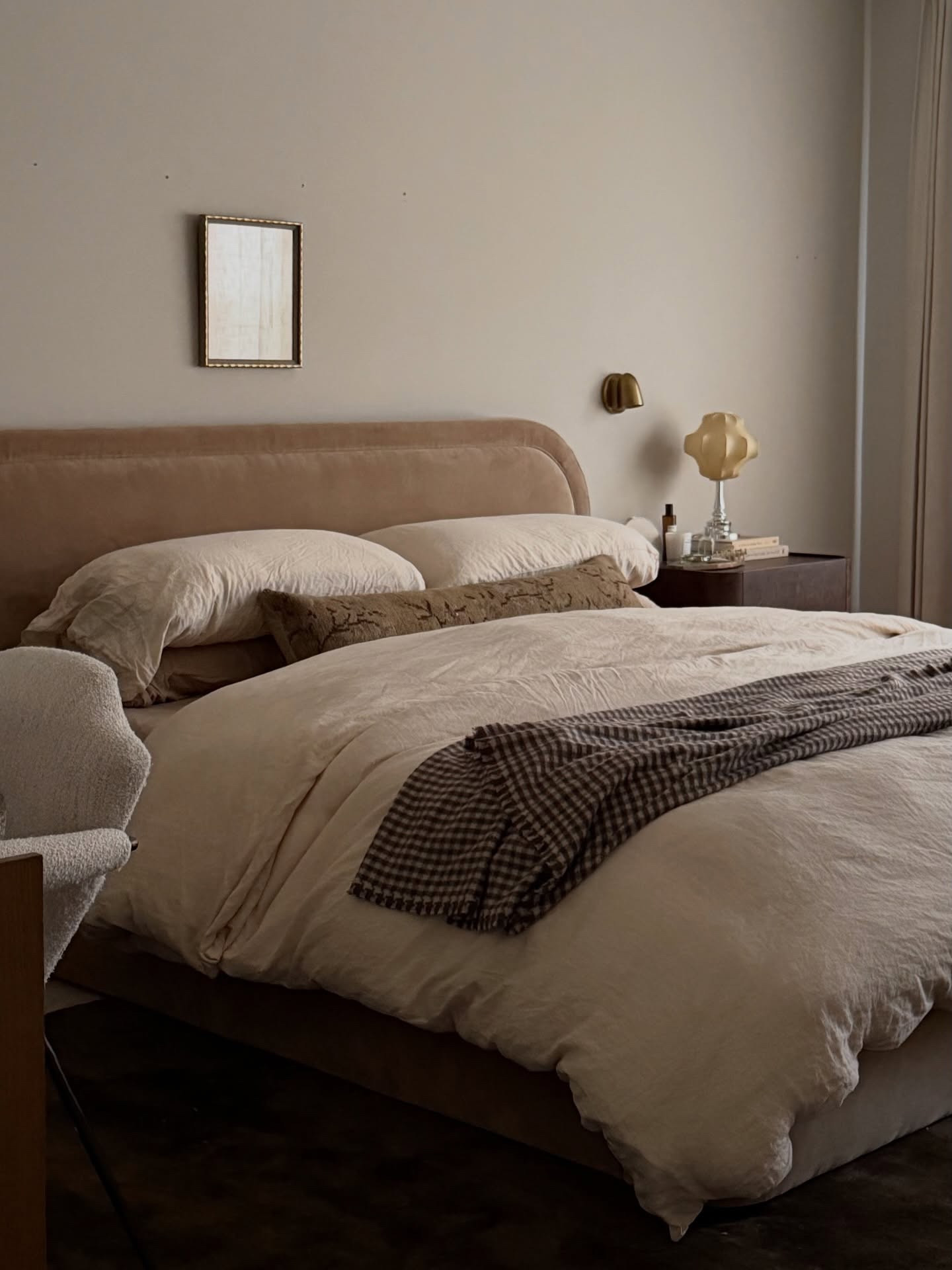 quiet moments at home 🏠🤎

#homeinspo #interiorinspo #homedecor #cozyhome #modernvintage