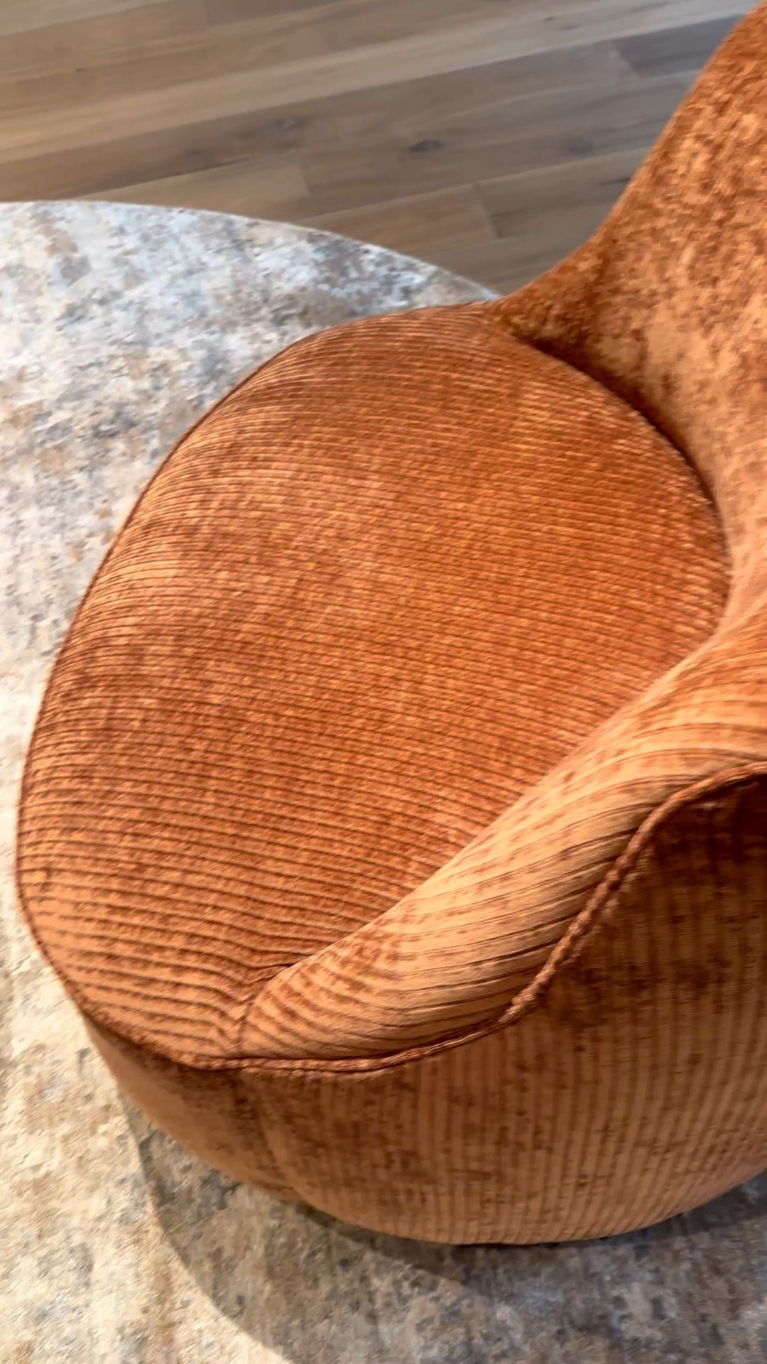 This 360° swivel chair might be one of my favorite additions lately.

I love a piece that’s not only beautiful but intentional.
The full swivel allows the space to feel fluid — turn toward the light, join a conversation, or simply shift your angle for the afternoon sun. No dragging. No disruption.

The design is soft and sculptural, with that rounded silhouette I’m always drawn to.
But what truly makes it special is the fabric — a subtle vertical ribbed texture that adds depth and dimension without overwhelming the space.

It feels modern.
It feels elegant.
And most importantly, it feels comfortable.

Perfect for slow afternoons, coffee in hand, light pouring in. Effortless movement meets quiet sophistication. swivelchair
#accentchair
#loungestyle
#modernliving
#quietluxury
#texturedfabric
#sculpturaldesign
#livingroomedit
#homedetails
#curatedhome
#interiorstyling
#ltkhome
#ltkfinds
#afternoonvibes

#LTKHome #LTKdayinmylife