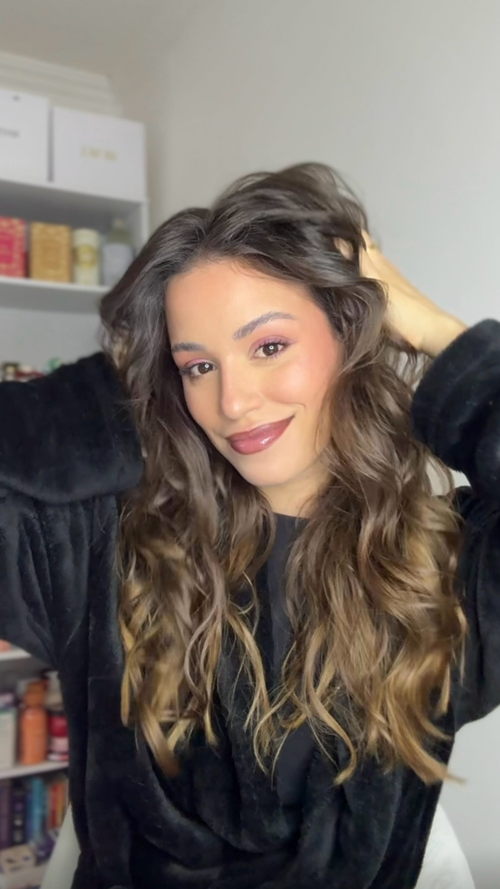 Todos os produtos usados ⬇️

1- Base Skin Tint 230L: @oceane 
2- Corretivo 27: @sephoracollection 
3- Bronzer Matte Chocolate Soleil: @toofaced 
4- Duo Blush Rose Paint: @oceane 
5- Iluminador Rose Gold: @dior 
6- Spray Fixador: @sephoracollection 
7- Paleta Crystal: @niinasecrets @eudora 
8- Lápis para olhos Branco: @quemdisseberenice 
9- Lápis para olhos marrom: @oboticario 
10- Máscara Mac Stack: @maccosmeticsbrasil 
11- Lápis de boca: @naturabroficial 
12- Lip Oil: @carenaturalbeauty 
13- Perfume: @lancomeofficial 

Dou 10/10 para todos os itens usados nesse vídeo, já testou algum desses ? Me conta 💁🏻‍♀️