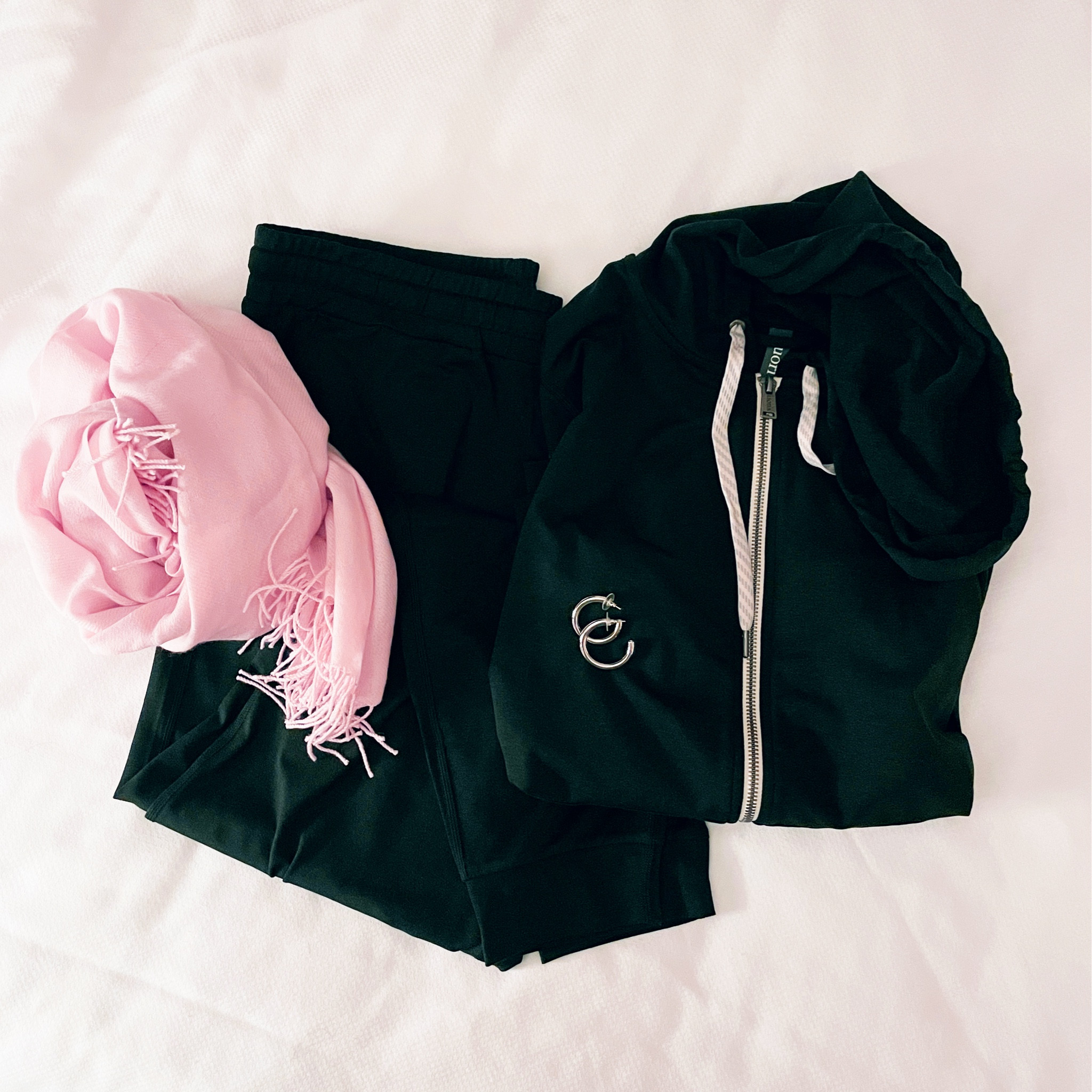 This ultra soft sweatsuit is the perfect Christmas gift for my college student! 💃🏻 She will love how soft and comfy it is! 🙌 Perfect for long study days ❤️💚🎁🎄

#LTKU #LTKFitness #LTKGiftGuide