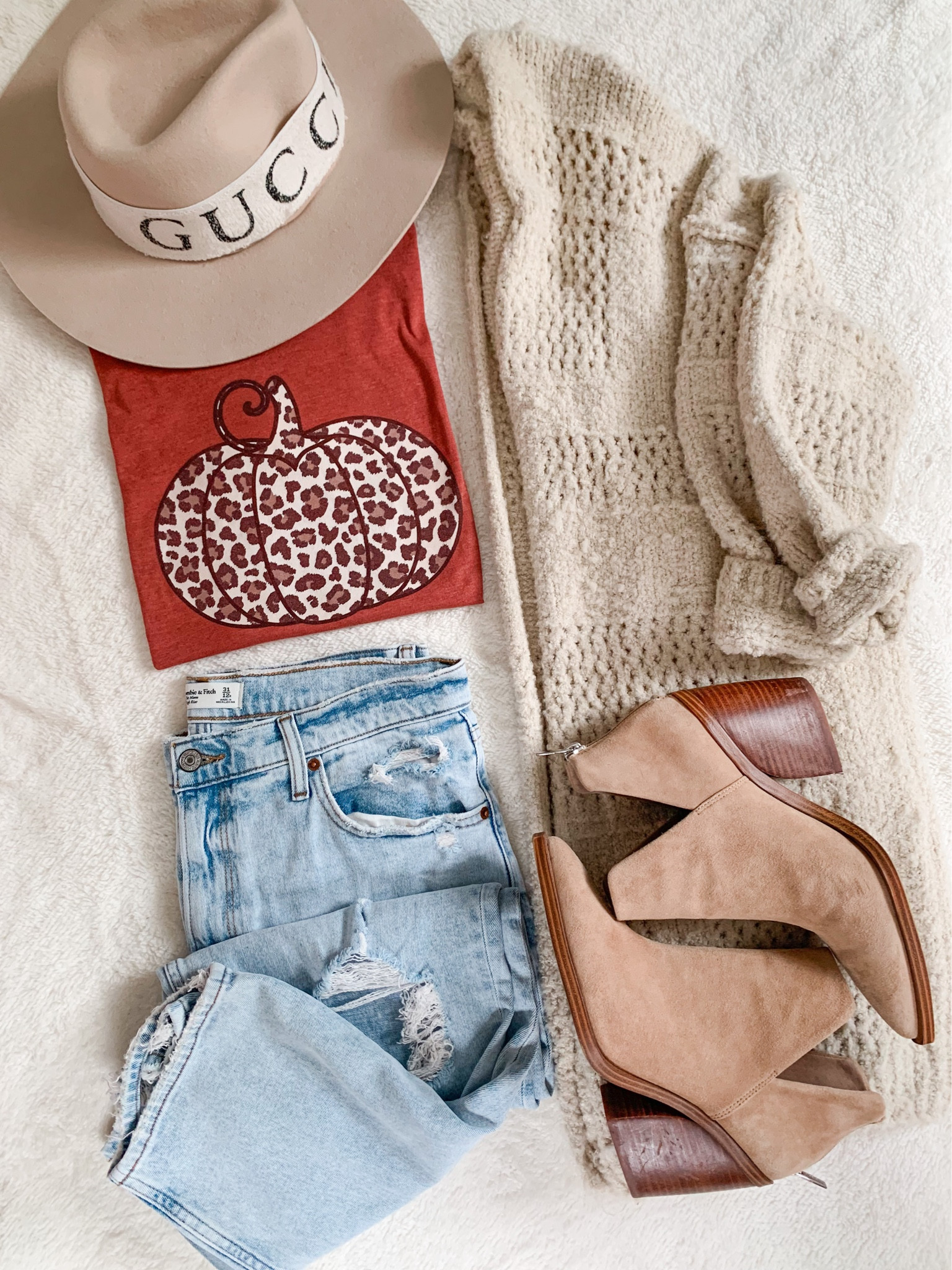 Pink lily
Fall outfit
Fall fashion
Cardigan
Fall graphic tee
Booties

#falloutfits #falloutfit #pinklily #fallgraphictee #momjeans #booties

#LTKCon #LTKSeasonal #LTKunder50