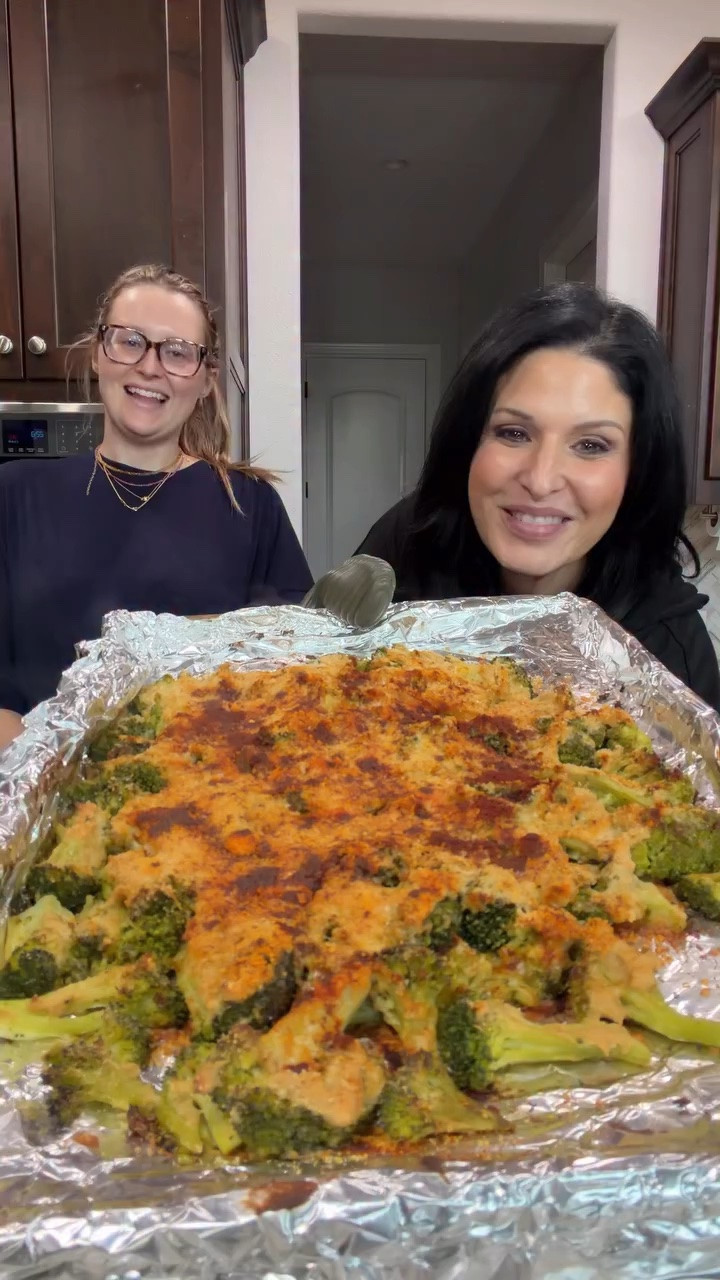 ⭐️RECIPE⭐️ This broccoli side dish so yummy and so easy to make! It’s perfect for a quick dinner dish #broccoli #recipe #easyrecipe #dinner #sidedish