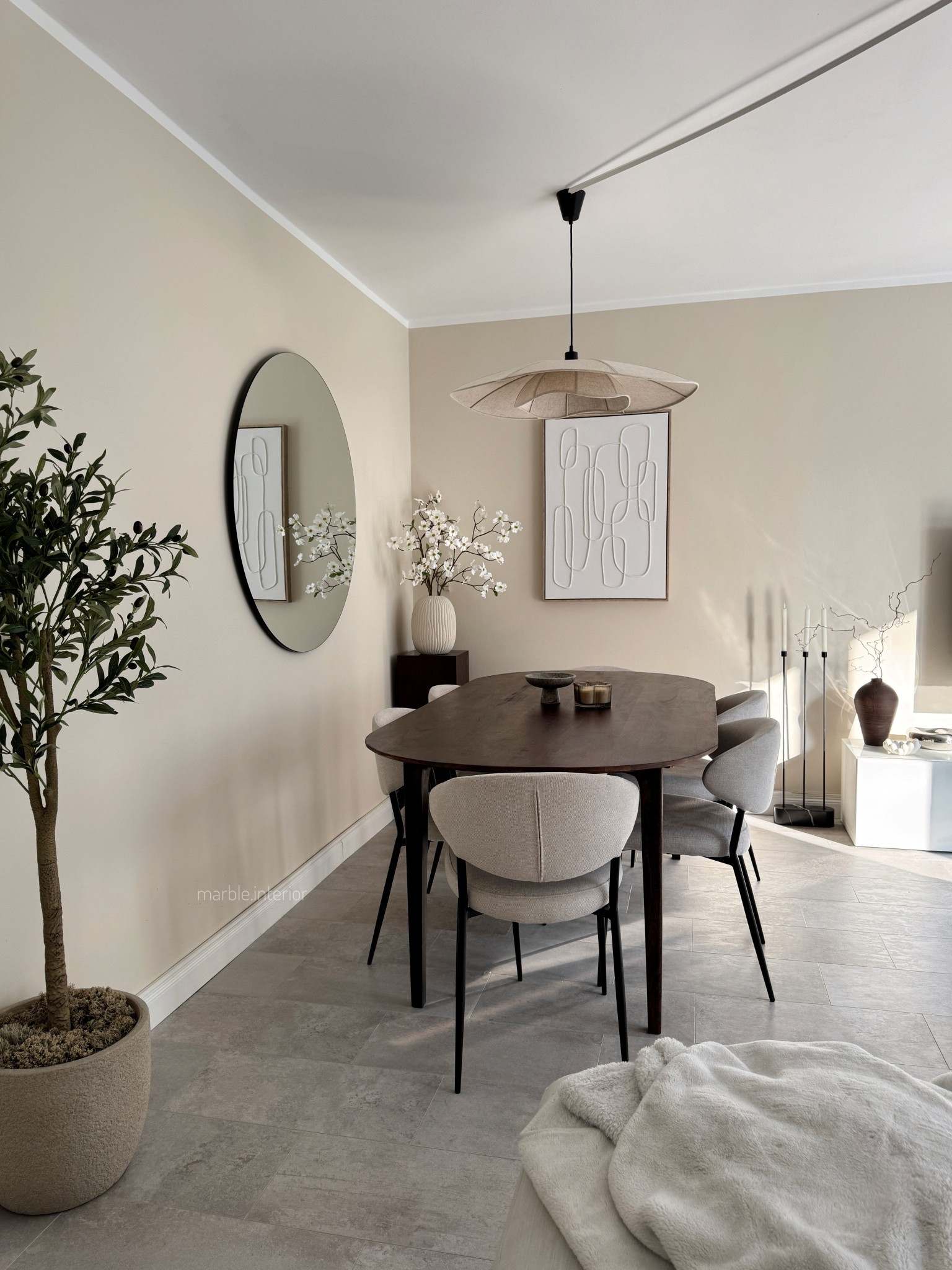 Esszimmer Esstisch Lampe Hängelampe Esszimmerlampe esszimmerstühle stühle holztisch Westwing hmhome Olivenbaum Vase Kunstblumen Sideboard Lowboard Spiegel

#LTKdeutschland #LTKhome #LTKeurope