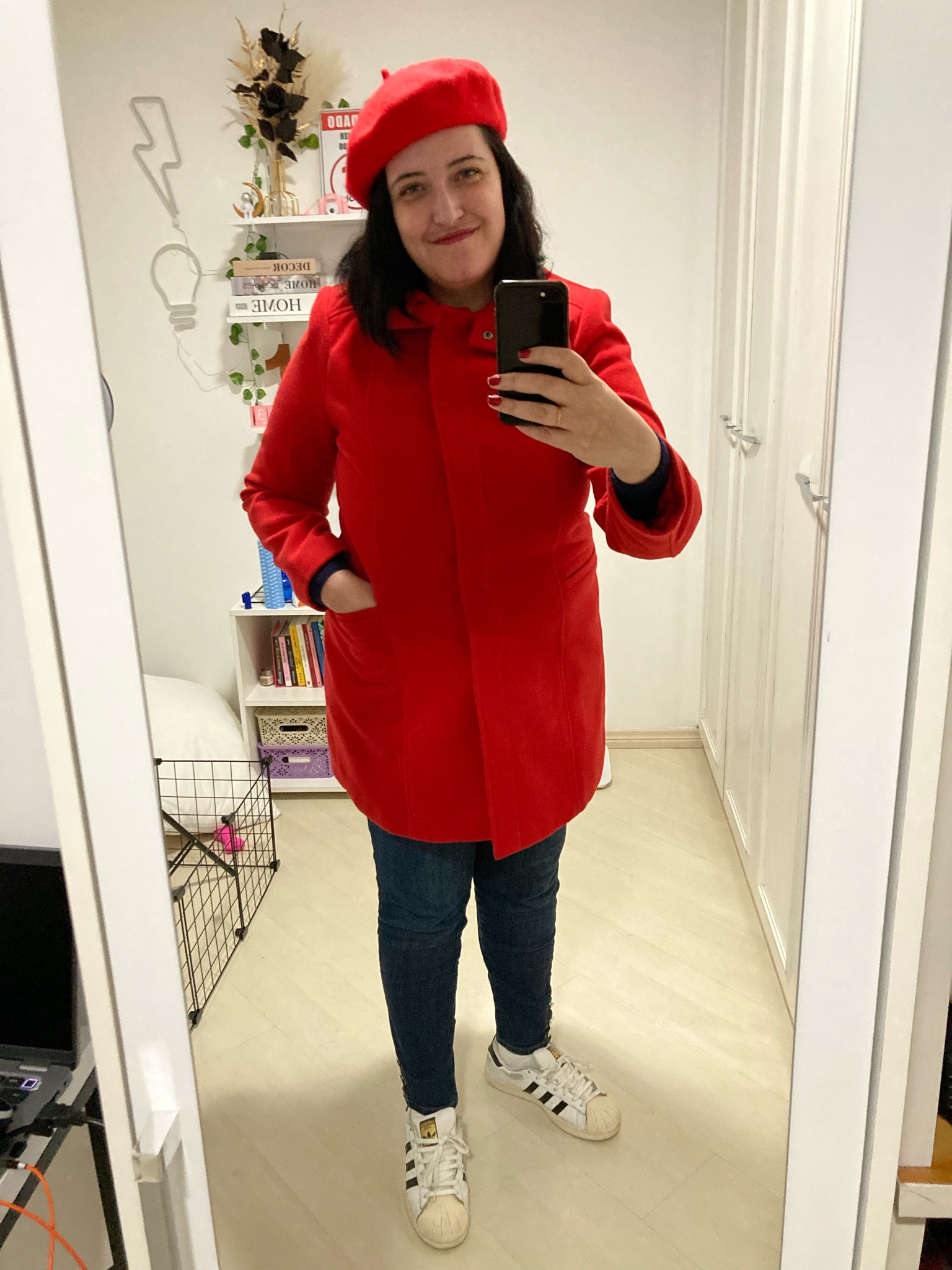 Bateu um frio em São Paulo e eu já estou com meu casaco vermelho! E com essa calça skinny consigo fazer meu Adidas Superstar caber no meu look e me deixar confortável. 

#LTKbrasil #LTKshoecrush