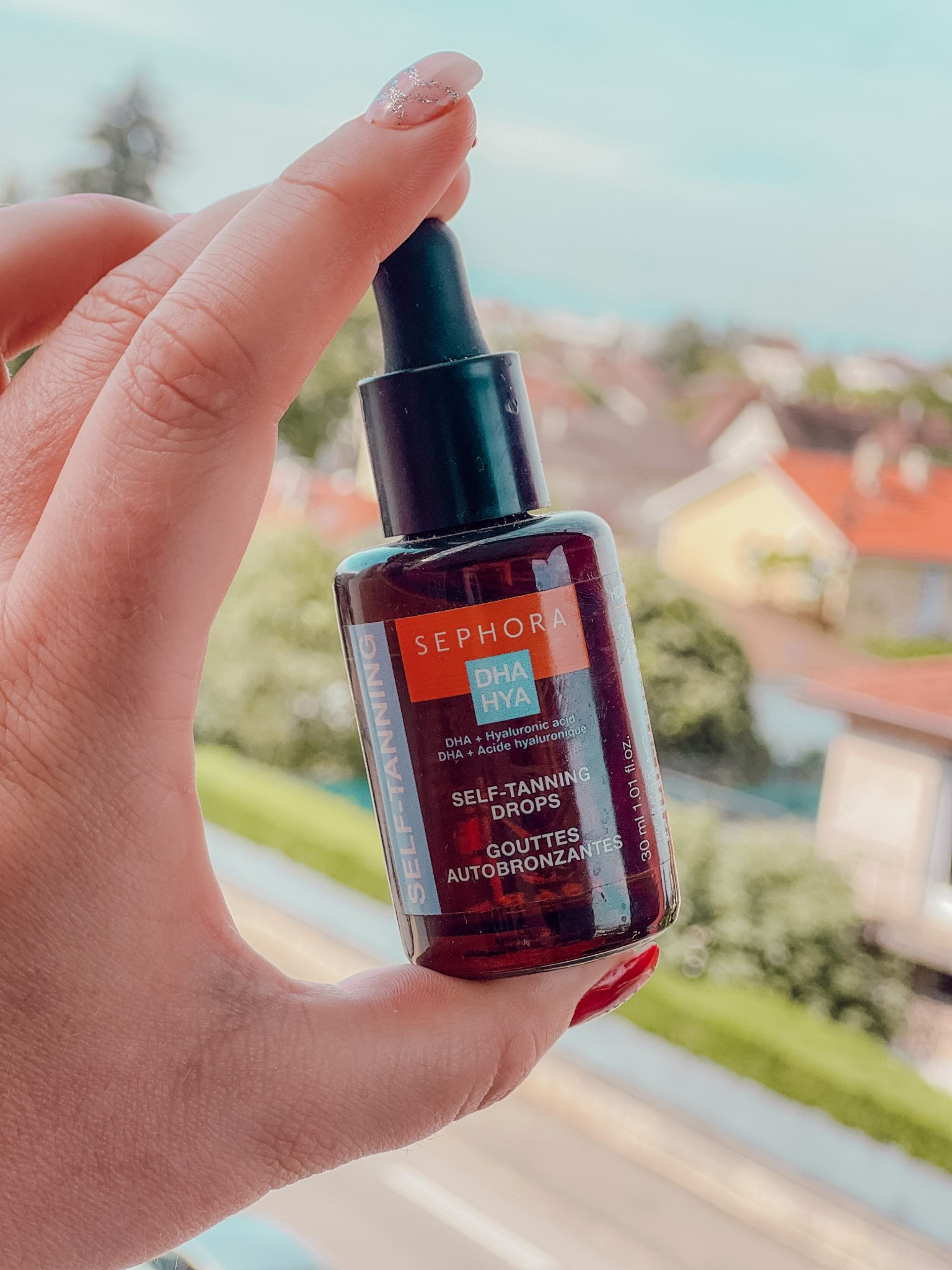 Mon astuce bonne mine de l’hiver quand le soleil joue à cache cache avec le brouillard 😍

2 gouttes dans ma crème de jour tous les 2 ou 3 jours que j’applique sur le visage, mais également dans le cou et le décolleté pour éviter les démarcations.

👉 ne colore pas les vêtements 😍

#LTKbeauty