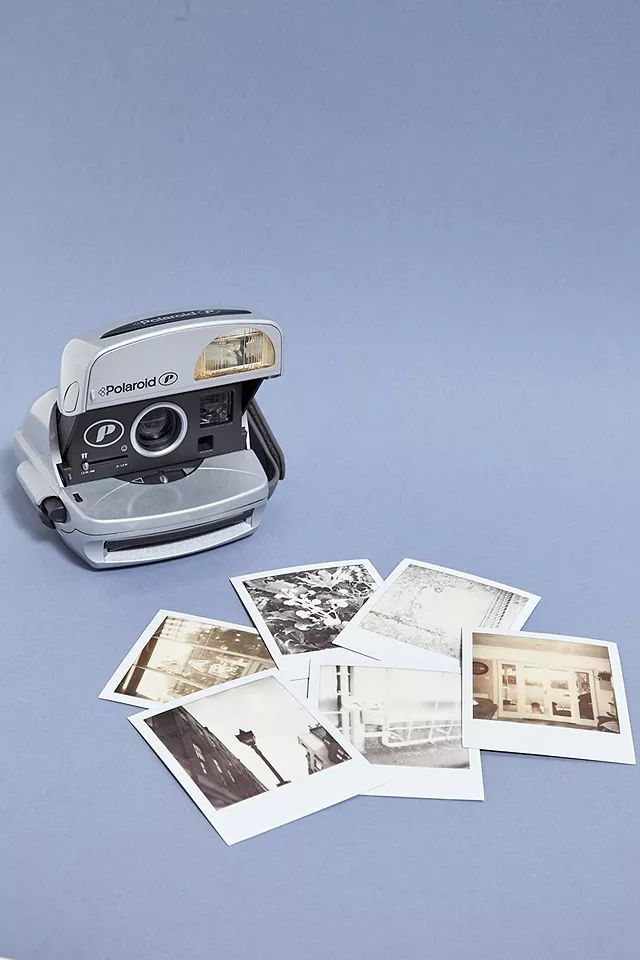 Polaroid 600 Round Instant Camera | Urban Outfitters (EU)