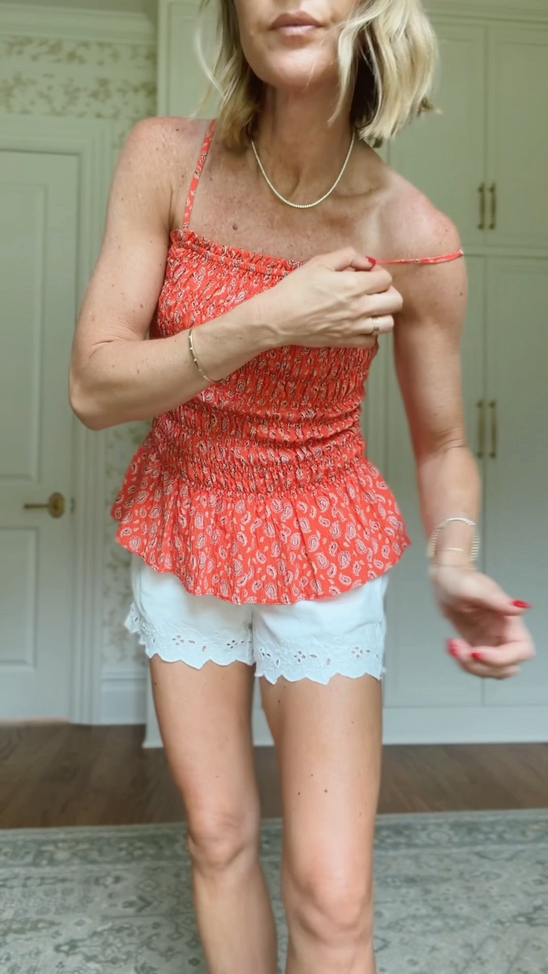 Xs in top 
S in eyelet shorts 
S in maxi skirt 
4 in white jeans (I size up)
2 in denim shorts
