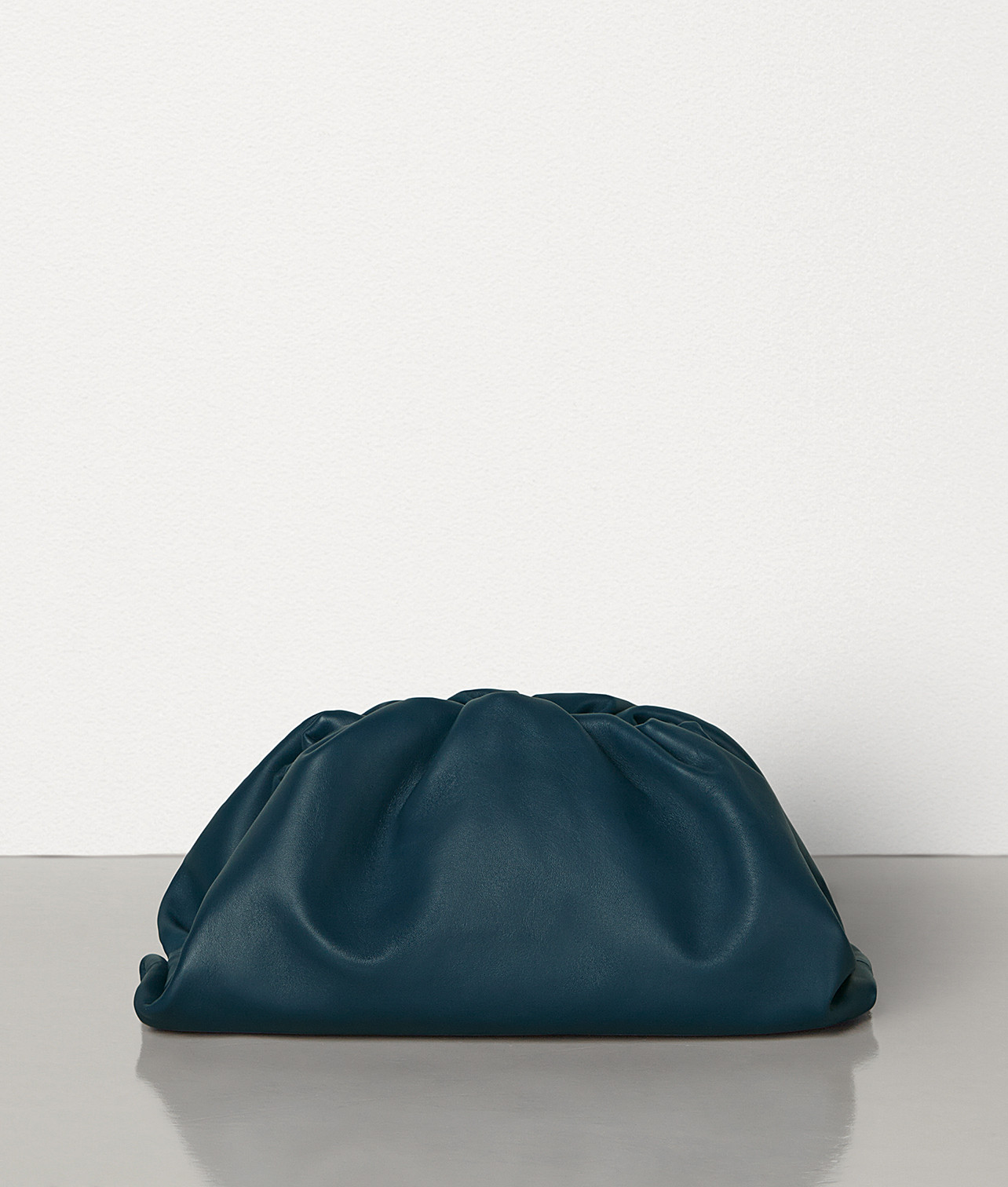 THE POUCH AUS EXTRAWEICHEM KALBSLEDER | Bottega Veneta