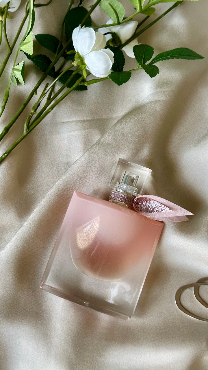 la vie est belle vanille nude 🤍

this creamy floral fragrance feels like a beautiful stroll through the streets of Paris 

notes:
solar jasmine
glazed vanilla
creamy white musk 

gifted by @lancomeofficial 
•
•
•
•
•
#gifted #complimentary #Lancome #Lavieestbelle #FragranceTikTok #FragranceTok #Perfumetok #Vanillaperfume #Gourmandperfume #VanilleNude @influenster