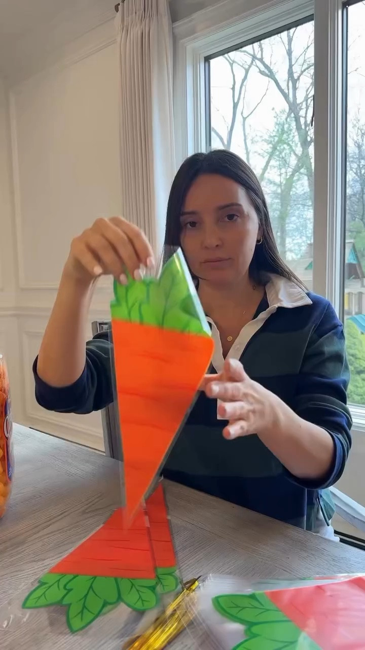 Last minute Easter school idea for busy moms who forgot (or just don’t have time for extra). If you need a quick, easy classroom treat that looks cute but takes almost zero effort, this is it. No baking, no crafting, no running to five stores. Just a simple spring goodie bag using cheeseballs in a carrot bag and you’re done in five minutes. Perfect for spring class parties, school events, or those nights when you realize at 9pm you signed up for something. Low effort, still cute, and your kid walks in with something fun like you had it together the whole time.

#momhack #lastminuteideas #easterideas #classroomtreats #workingmom