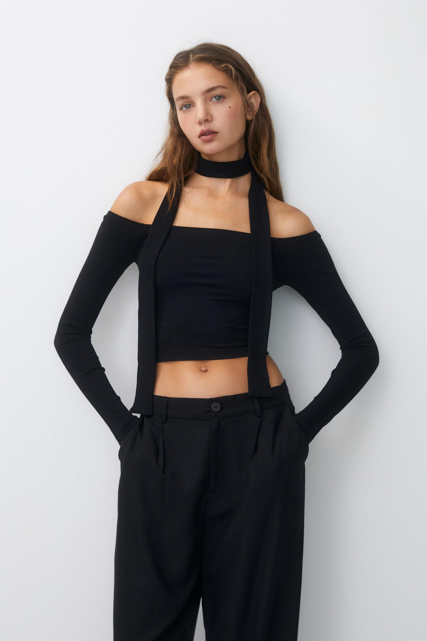 Top mit Bateau-Ausschnitt und dünnem Schal | PULL and BEAR DE