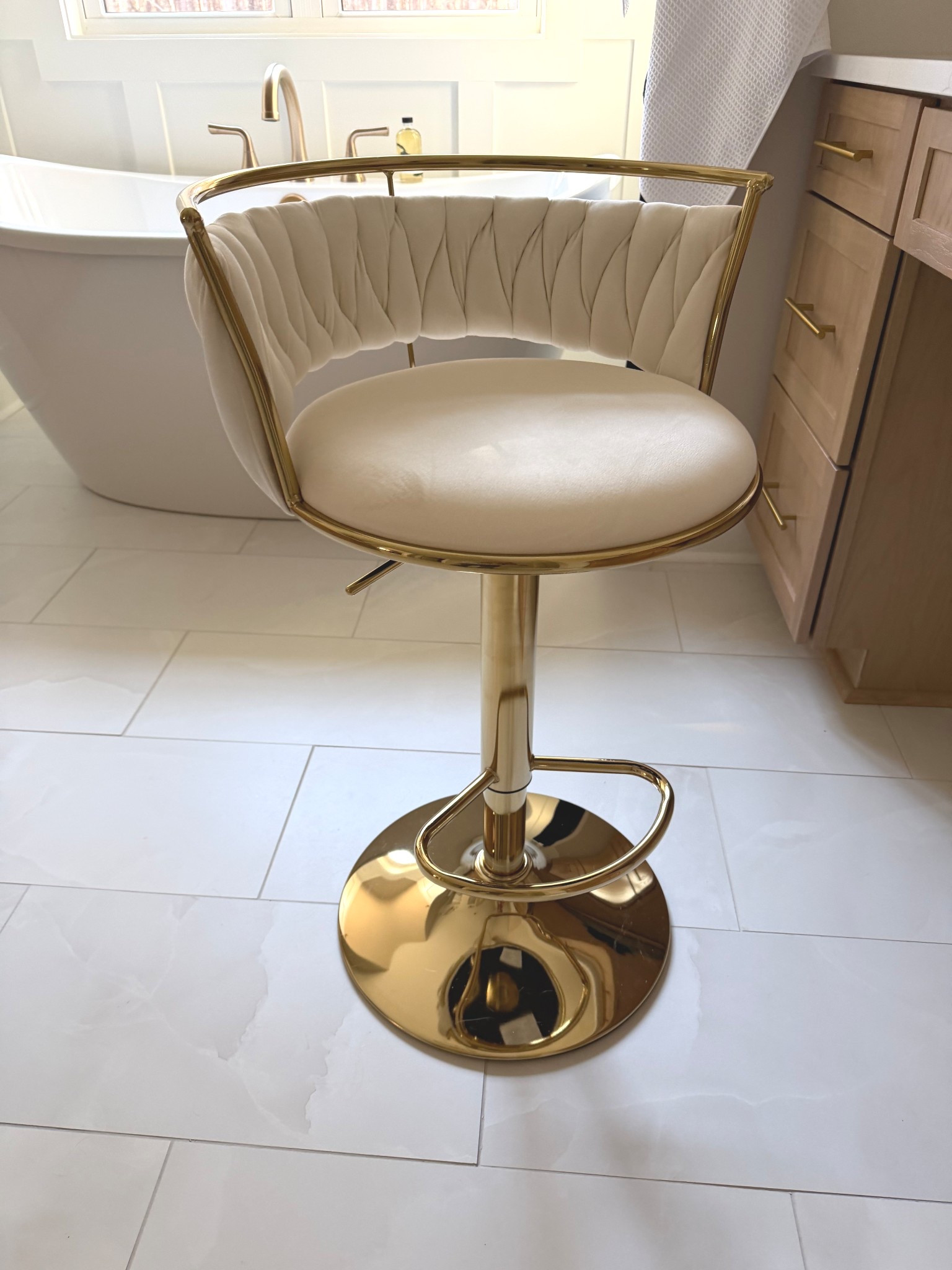 My new height adjustable glam chair 💋

#LTKHome #LTKmorningroutine #LTKselfcare