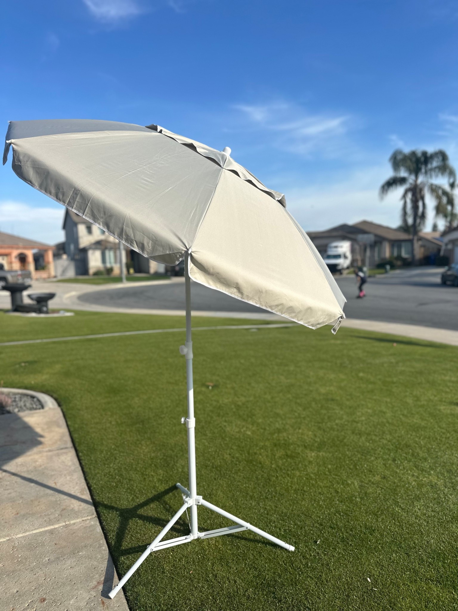 The perfect shade for sports mom, beach or outdoor play ☀️ 