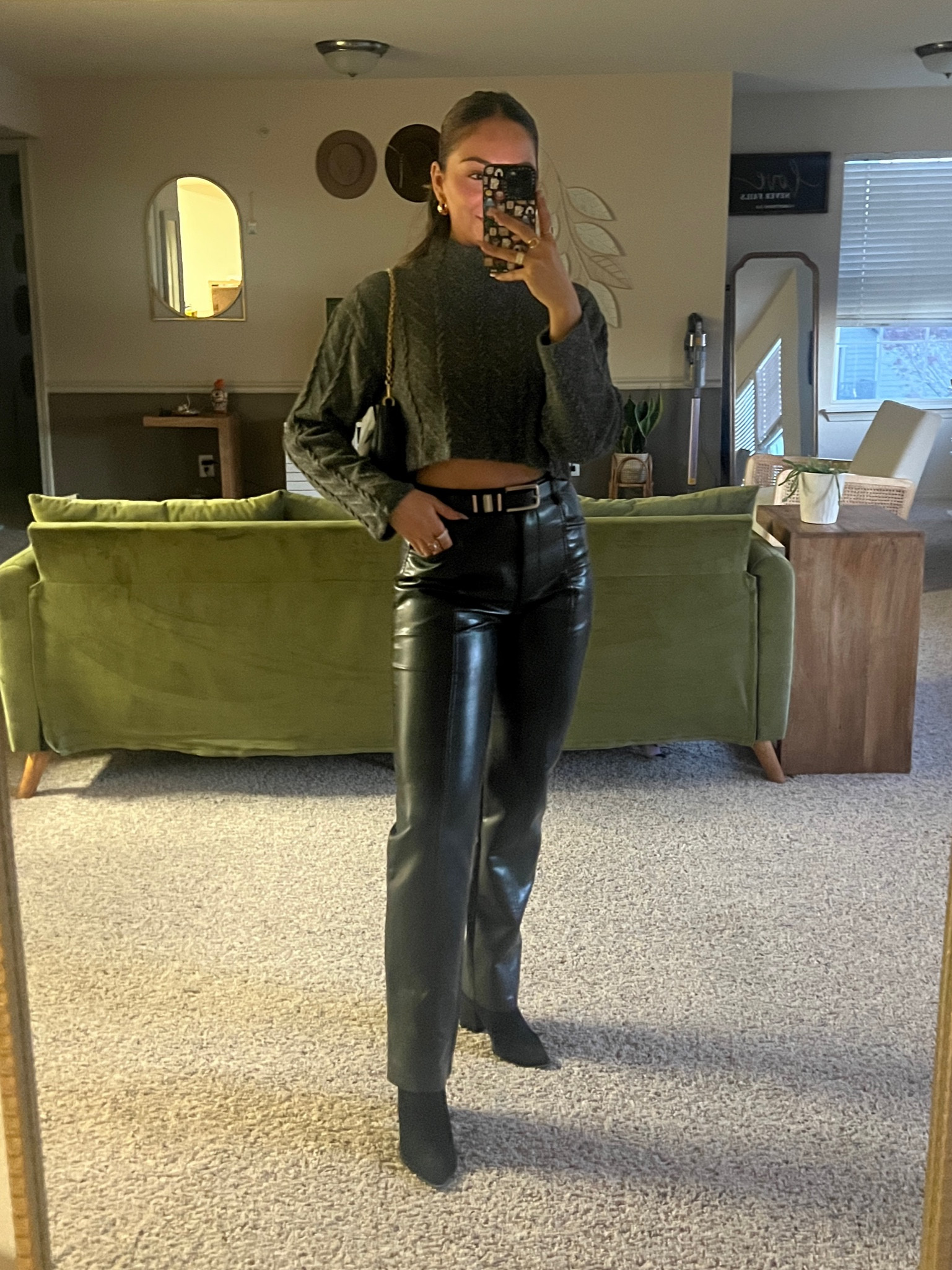 All shades of black 🖤🩶

Both the sweater and pants are from 2-3 years ago but I bought the pants from aritzia and the top from H&M. I linked the exact bottoms and different choices for the top.

#LTKSaleAlert #LTKShoeCrush #LTKStyleTip