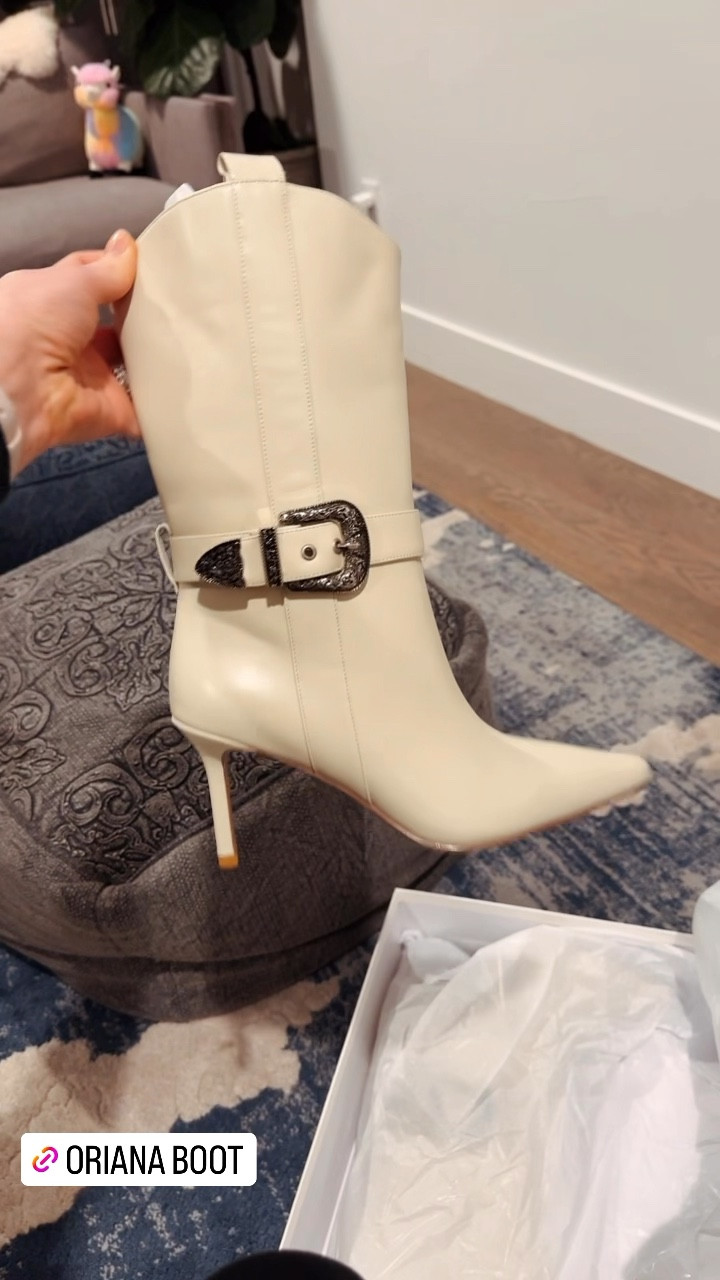 Gorgeous white winter boots 



Elegant style / western boot / cowboy boots / cowgirl boots / Aspen outfit / winter chic /revolve 

#LTKSeasonal #LTKshoecrush #LTKHoliday