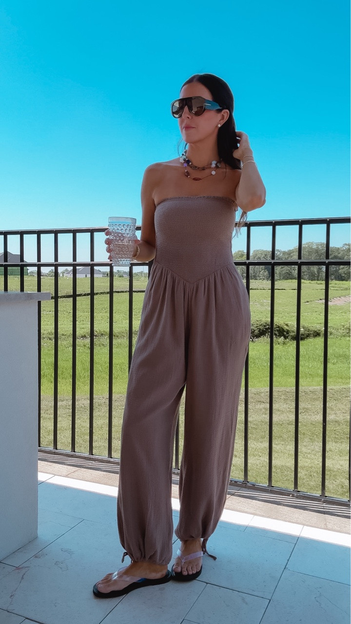 Comes in other colors! Available in all sizes right now. Wearing a x-small. 

@abercrombie @Zara

#LTKgrwm #LTKootd #LTKSaleAlert