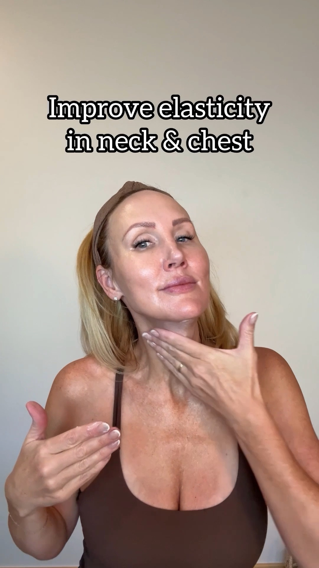 Improve elasticity in neck & chest! 

#skincare #antiagingskincare #sntiaging #neckcream #skincaretips 