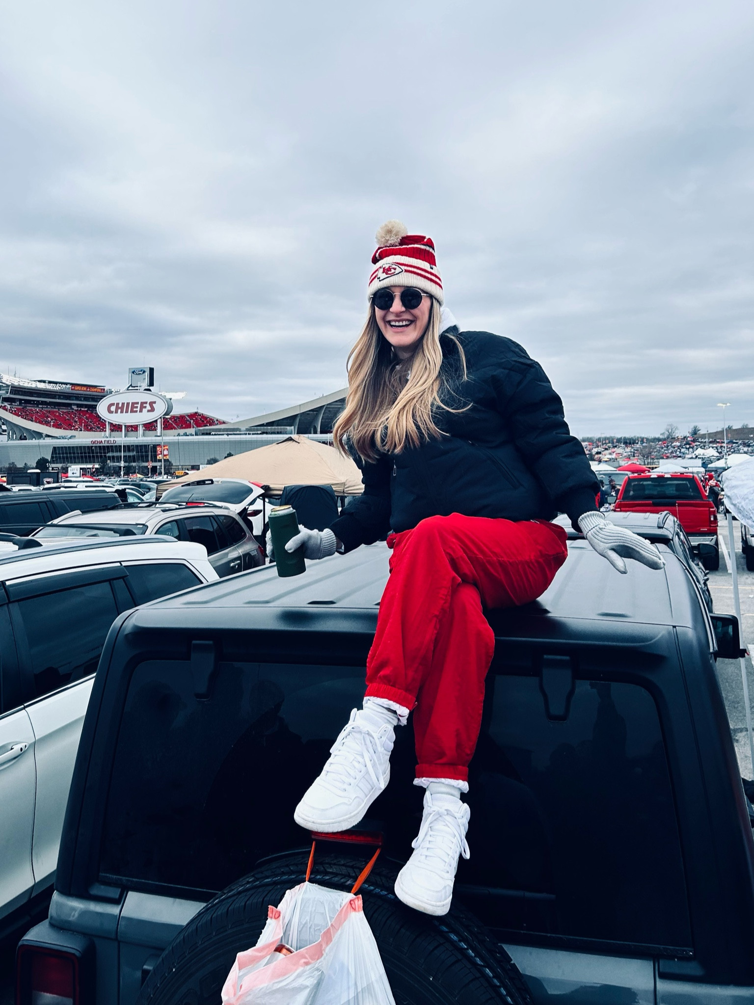 My favorite Chiefs gear!

Chiefs game outfit, tailgate outfit, football game apparel, cold weather gear, football game outfit, winter essentials 